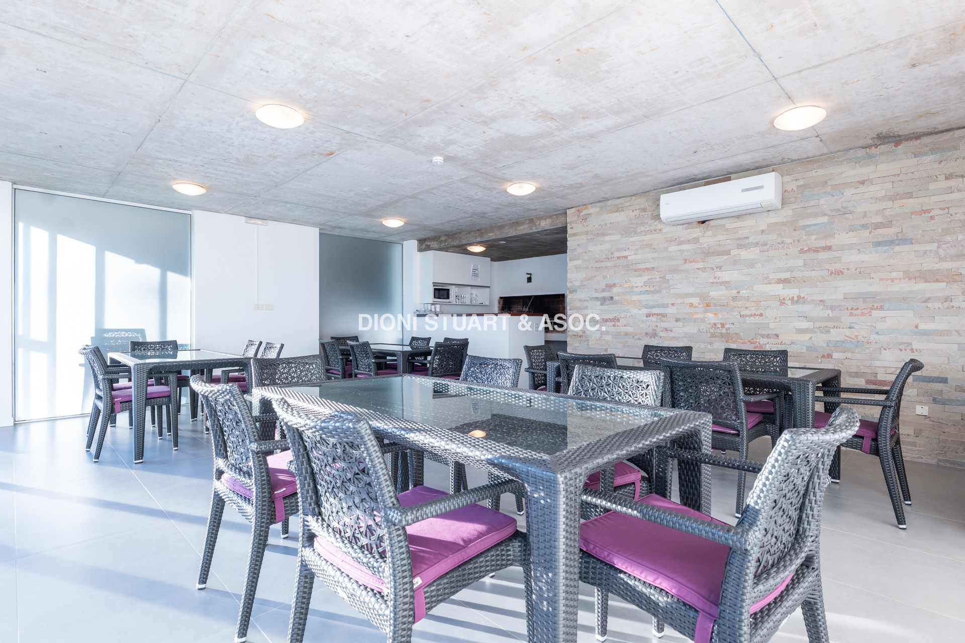 APARTAMENTO EN VENTA - PLAYA MANSA - LUMIERE - ESQUIENRO - 3 DORM + DEP. SERV