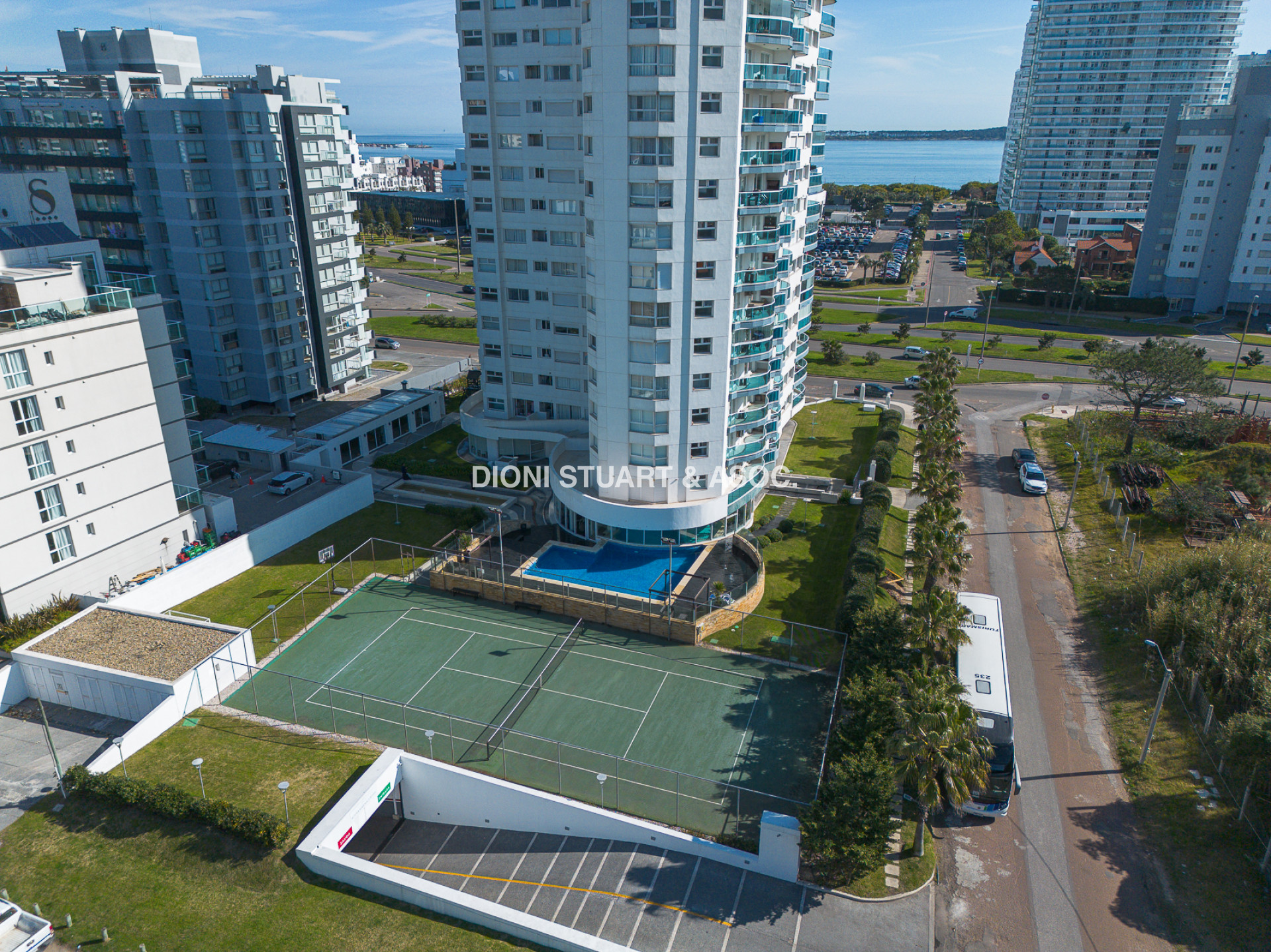 VENTA APARTAMENTO 2 DORMITORIOS - EDIFICIO CASINO TOWER - PUNTA DEL ESTE
