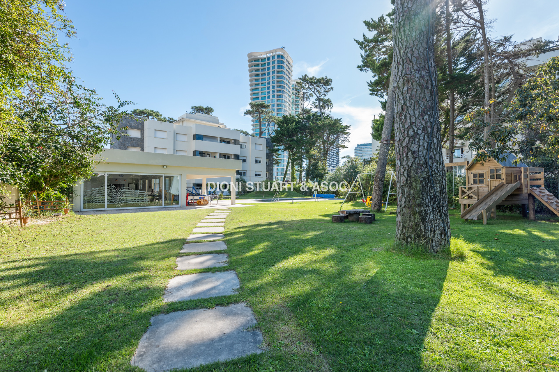 VENTA APARTAMENTO 4 DORMITORIOS EN SUITE CON PARRILLERO Y ESTUFA A LEÑA - PLAYA MANSA