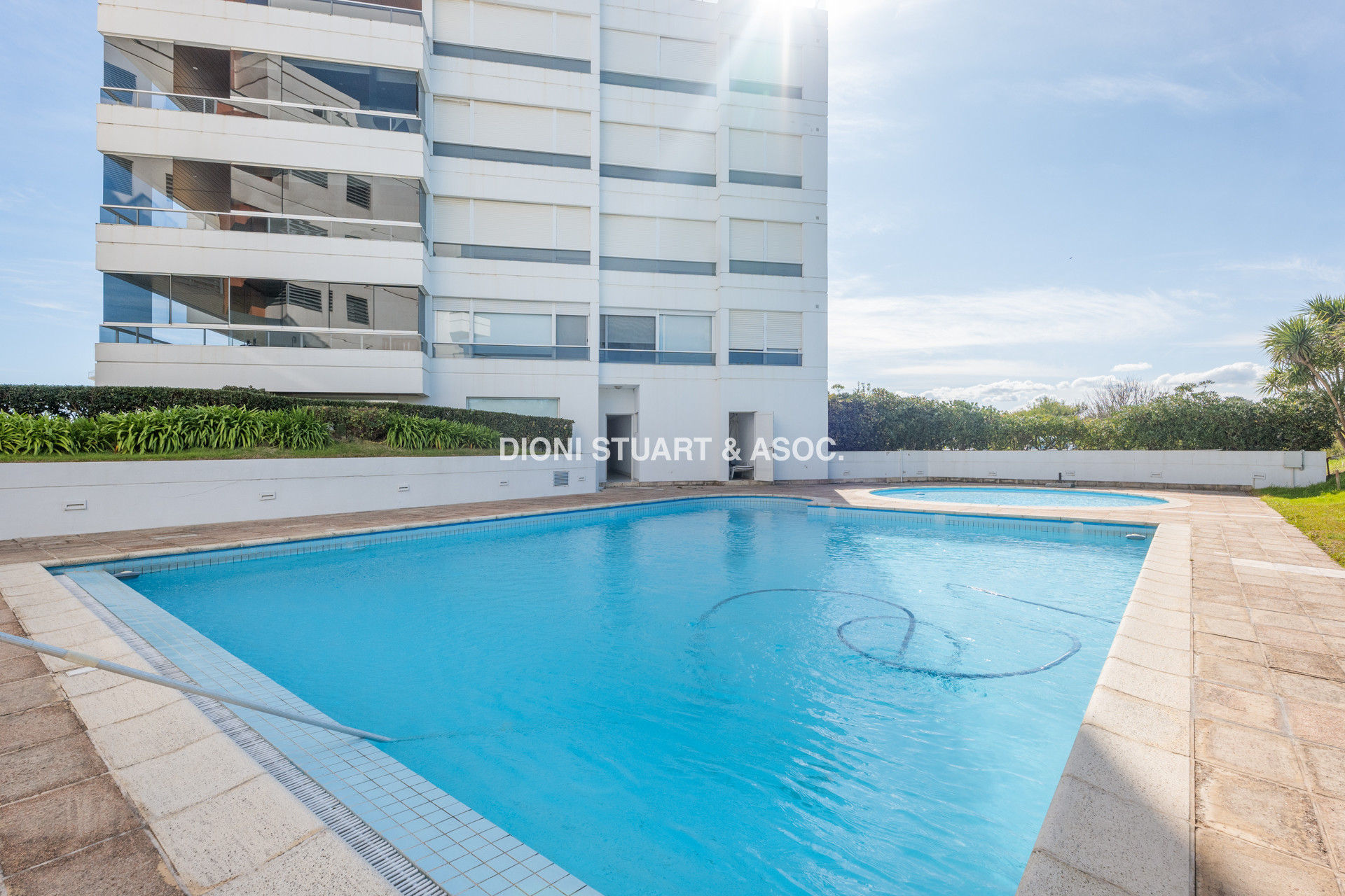 DEPARTAMENTO EN VENTA EN PLAYA BRAVA PRIMER LINEA 4 DORMITORIOS EN SUITE - EDIFICIO AGUAS AZULES