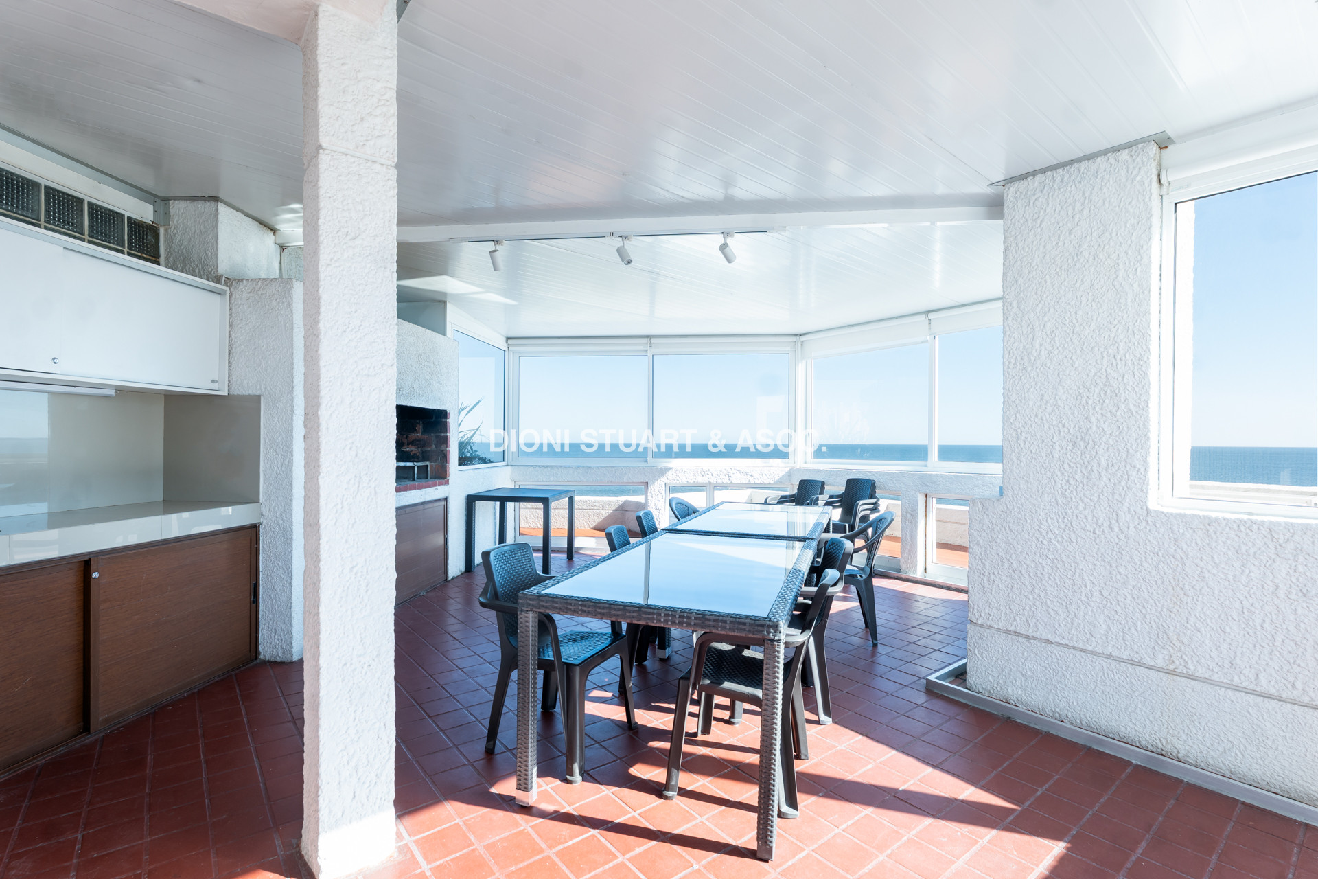 VENTA APARTAMENTO 2 DORMITORIOS - RECICLADO - VISTA AL MAR - PLAYA MANSA - CON GARAGE