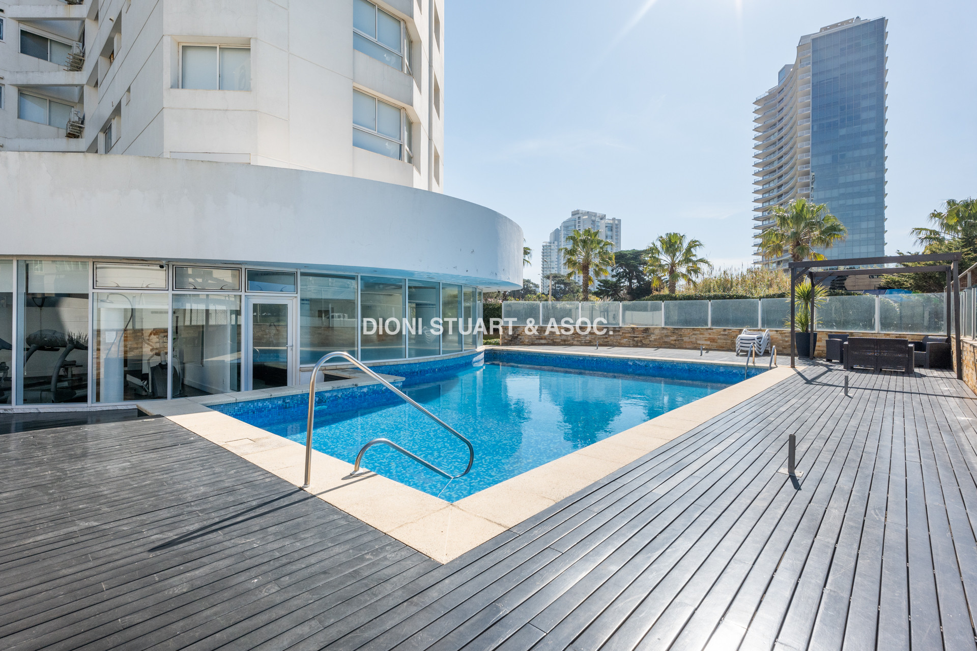 VENTA APARTAMENTO 2 DORMITORIOS - EDIFICIO CASINO TOWER - PUNTA DEL ESTE