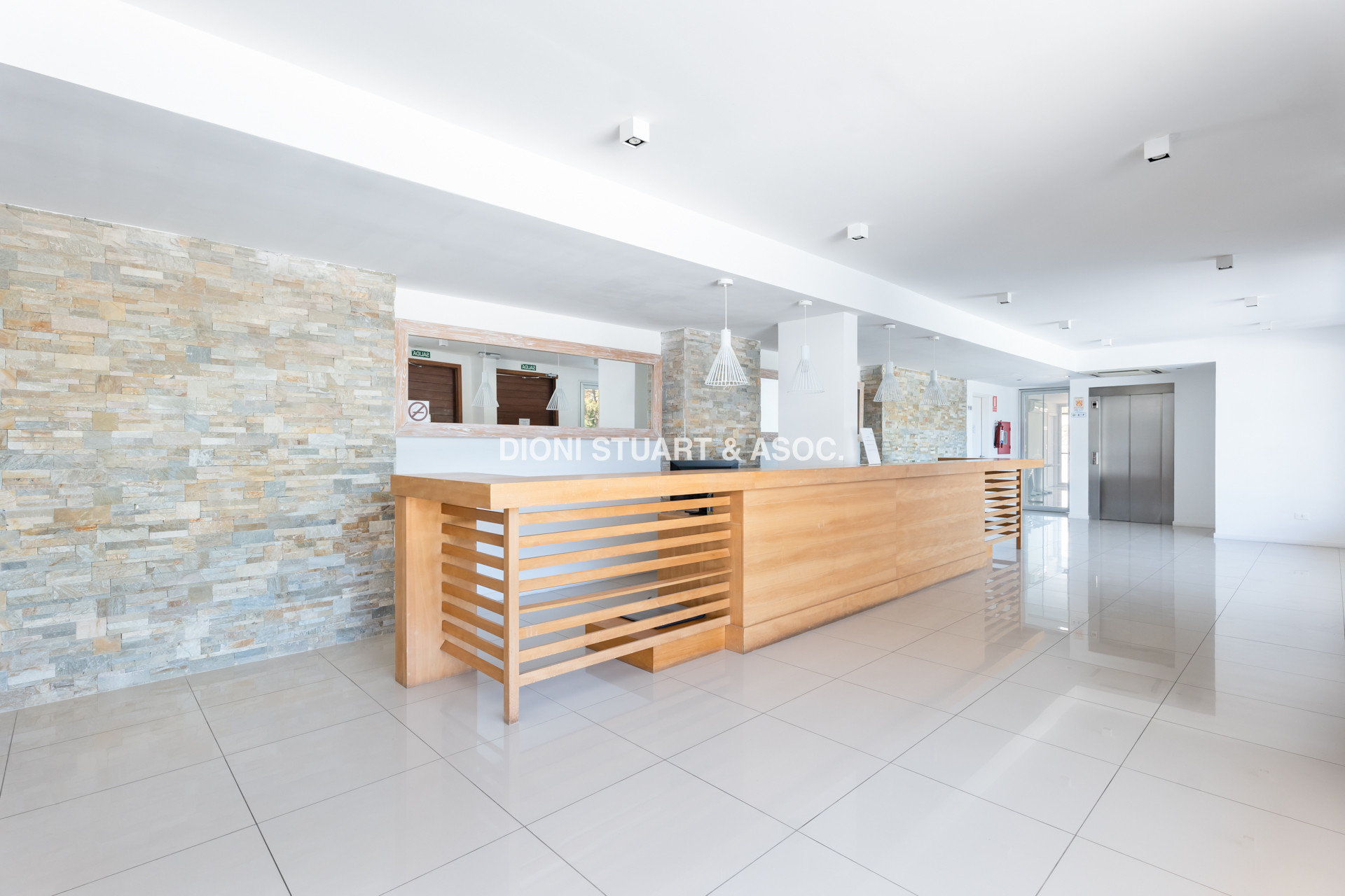 APARTAMENTO EN VENTA DE 4 DORMITORIOS CON PARRILLERO - EMERALD - PLAYA MANSA