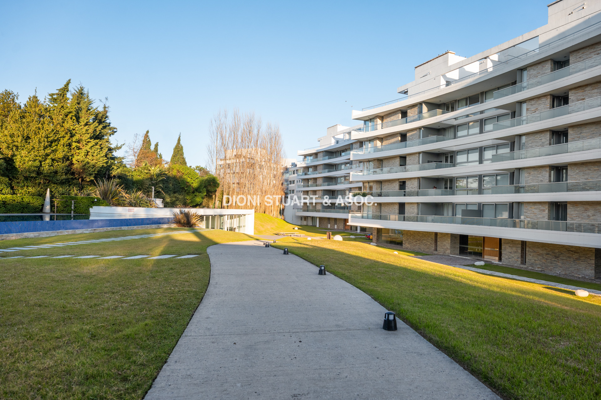 APARTAMENTO EN VENTA - PLAYA MANSA - LUMIERE - ESQUIENRO - 3 DORM + DEP. SERV