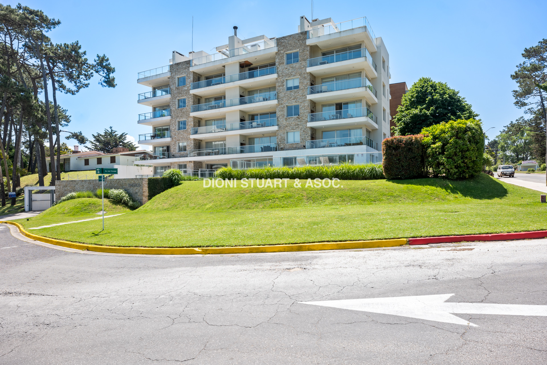APARTAMENTO EN VENTA DE 4 DORMITORIOS CON PARRILLERO - EMERALD - PLAYA MANSA