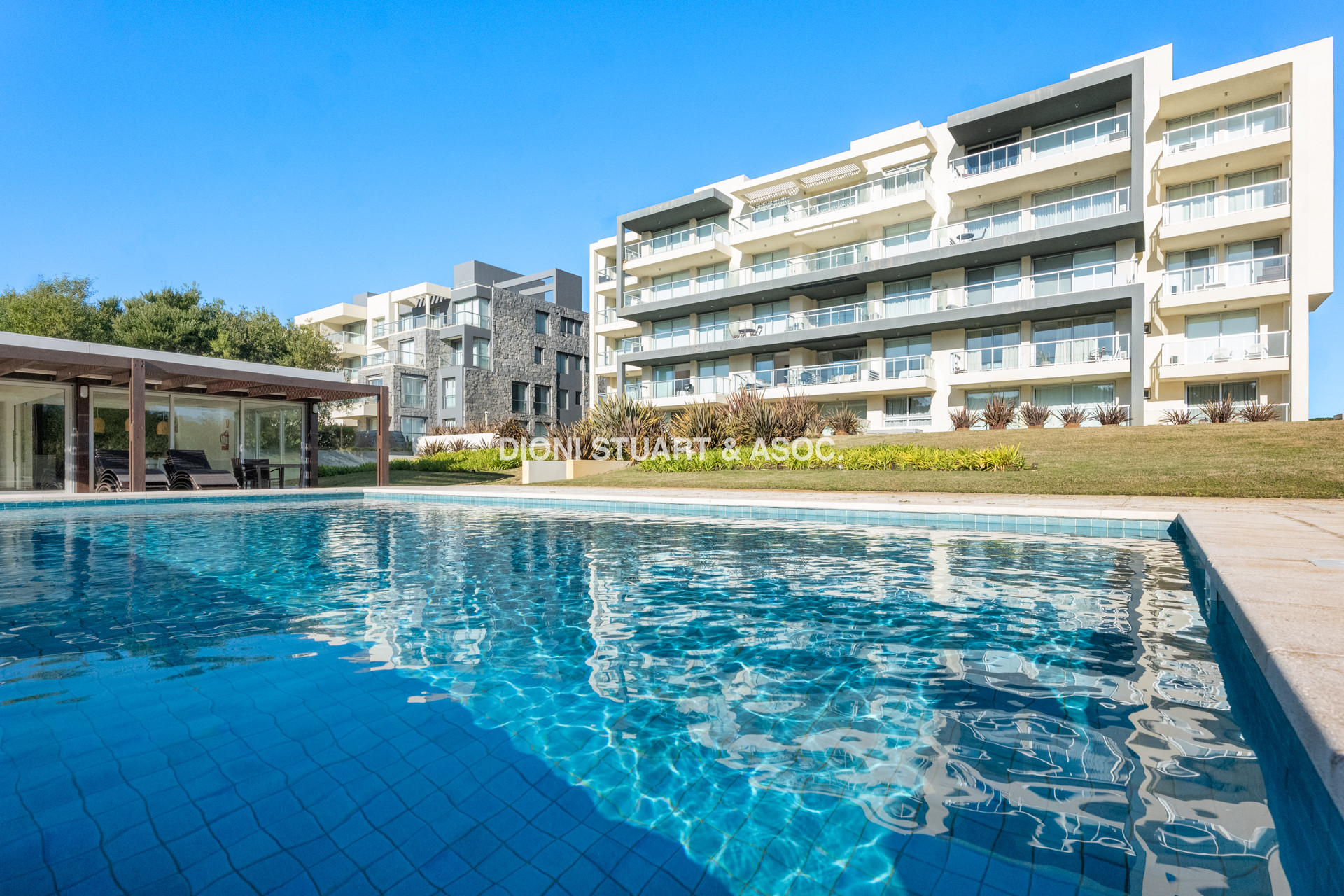 PENT HOUSE CON BARBACOA EN VENTA - PLAYA BRAVA - 3 DORMITORIOS EN SUITE EDIFICIO BLUE MARINE