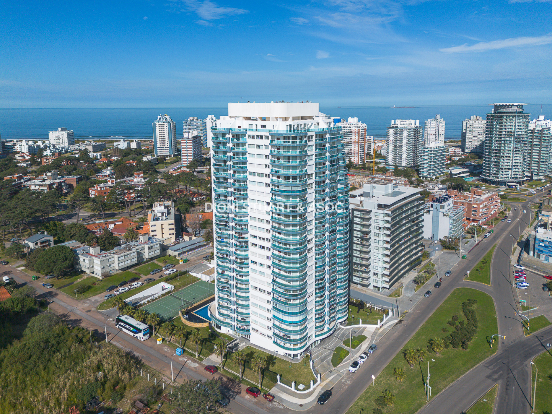 VENTA APARTAMENTO 2 DORMITORIOS - EDIFICIO CASINO TOWER - PUNTA DEL ESTE