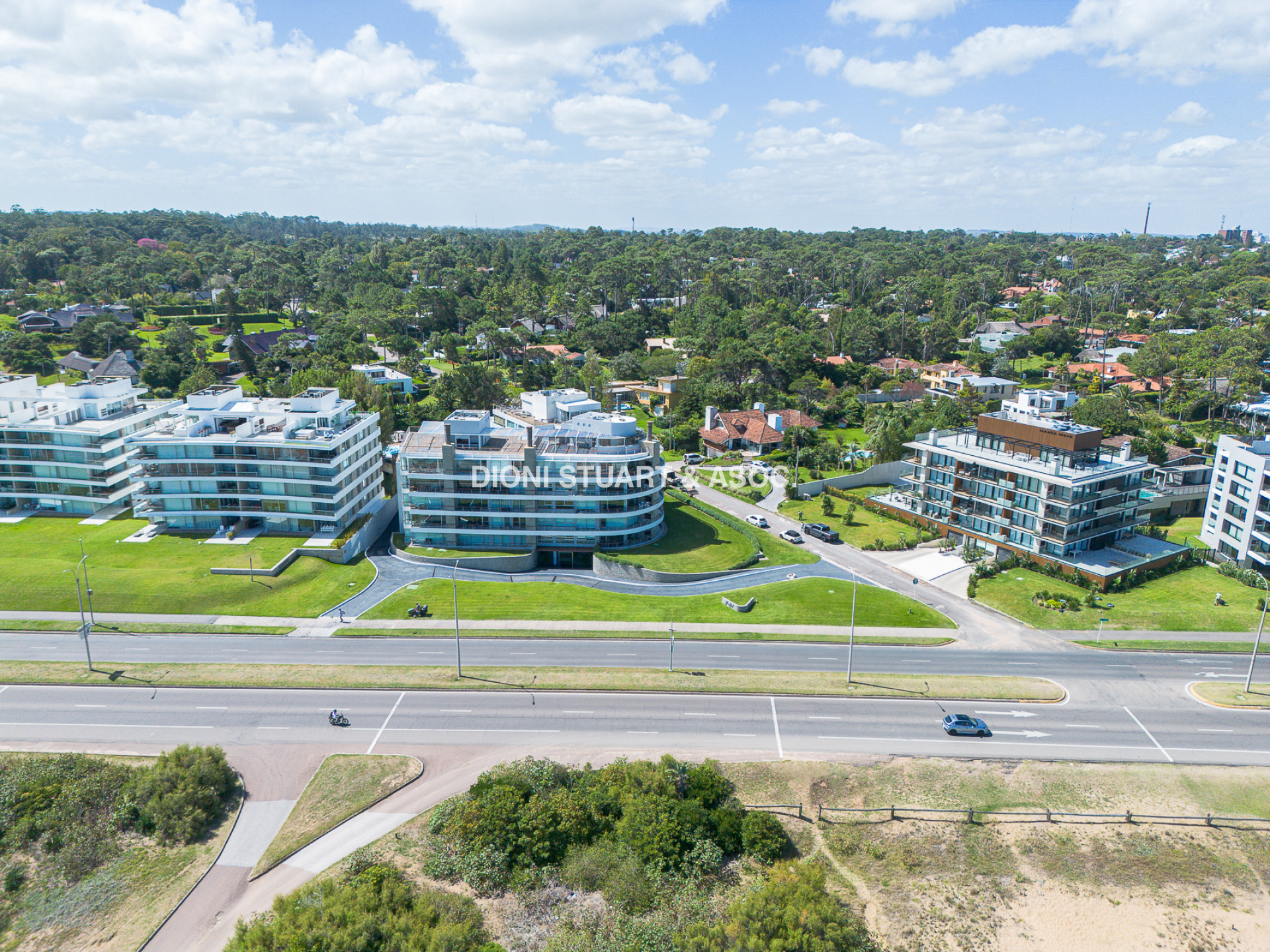 VENTA APARTAMENTO 3 DORMITORIOS  CON PARRILLERO - PLAYA MANSA