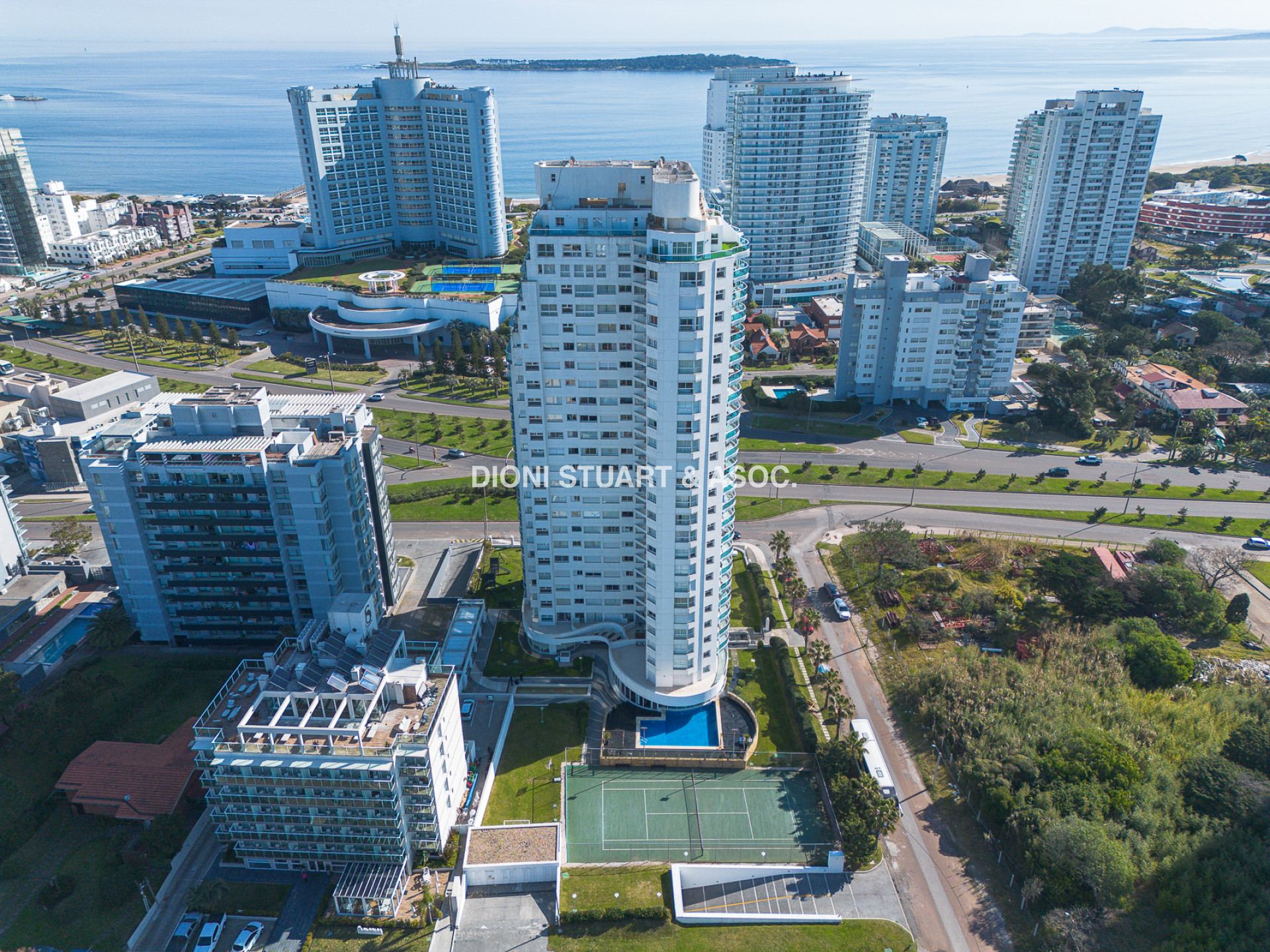 VENTA APARTAMENTO 2 DORMITORIOS - EDIFICIO CASINO TOWER - PUNTA DEL ESTE