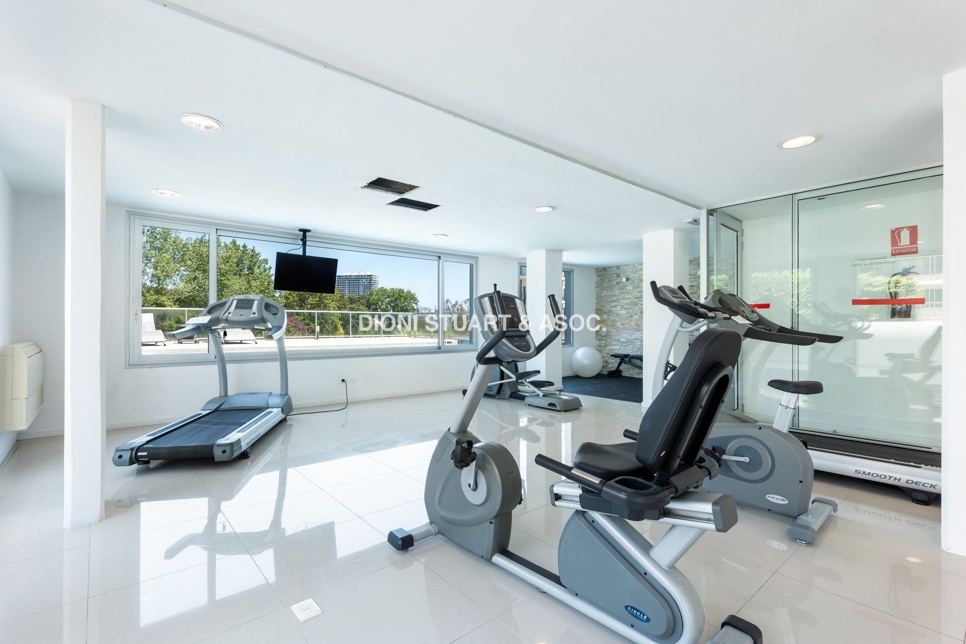 APARTAMENTO EN VENTA DE 4 DORMITORIOS CON PARRILLERO - EMERALD - PLAYA MANSA