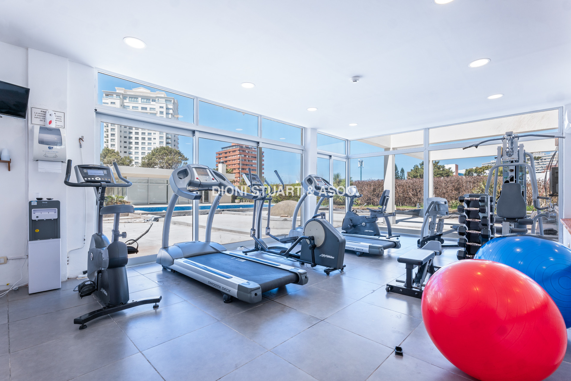 APARTAMENTO EN ALQUILER DE TEMPORADA 3 DORMITORIOS PLAYA MANSA FRENTE AL MAR - EDIFICIO MALECON