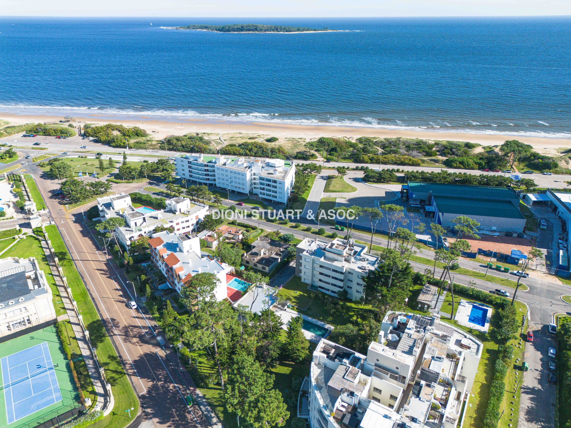 VENTA APARTAMENTO 4 DORMITORIOS EN SUITE CON PARRILLERO Y ESTUFA A LEÑA - PLAYA MANSA