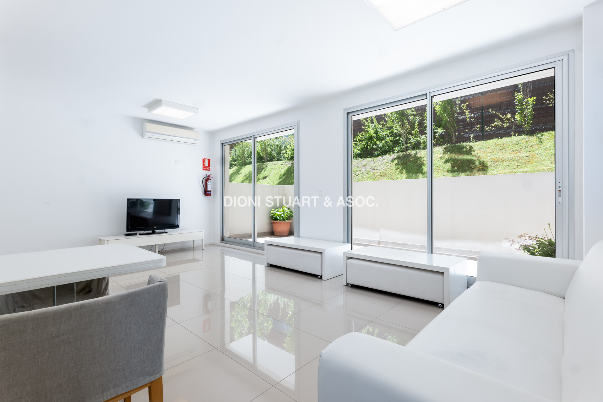 APARTAMENTO EN VENTA DE 4 DORMITORIOS CON PARRILLERO - EMERALD - PLAYA MANSA