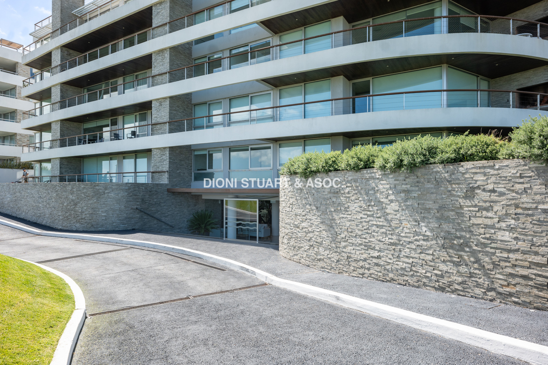 VENTA APARTAMENTO 3 DORMITORIOS  CON PARRILLERO - PLAYA MANSA