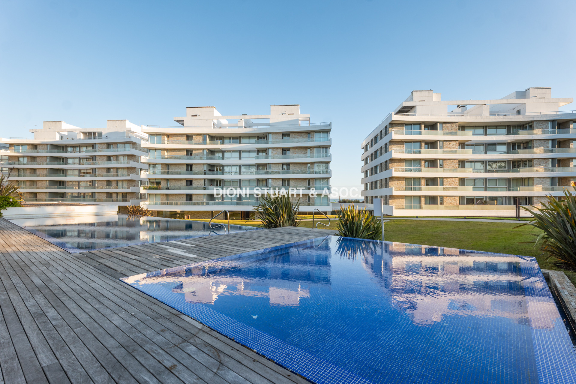 APARTAMENTO EN VENTA - PLAYA MANSA - LUMIERE - ESQUIENRO - 3 DORM + DEP. SERV