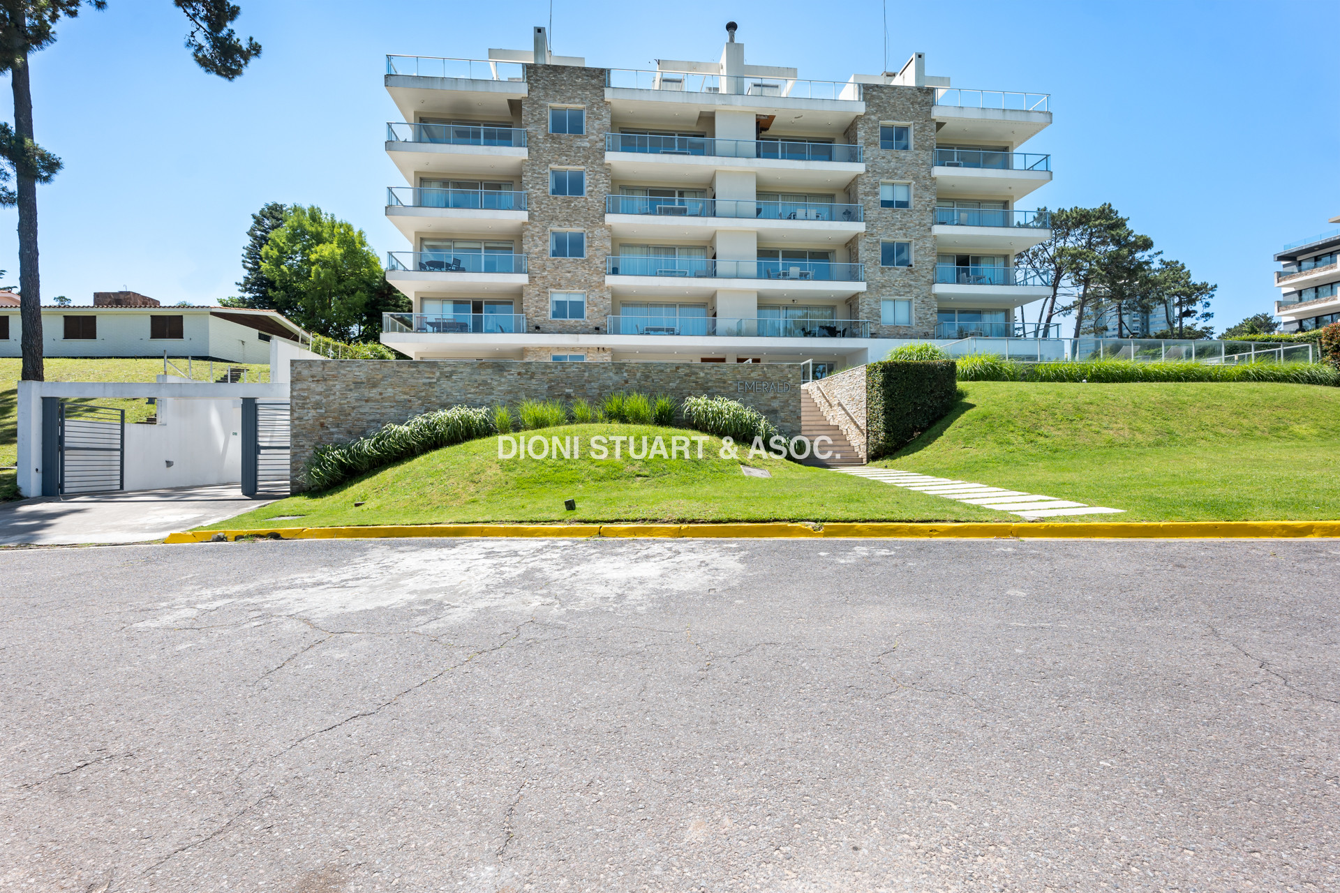 APARTAMENTO EN VENTA DE 4 DORMITORIOS CON PARRILLERO - EMERALD - PLAYA MANSA
