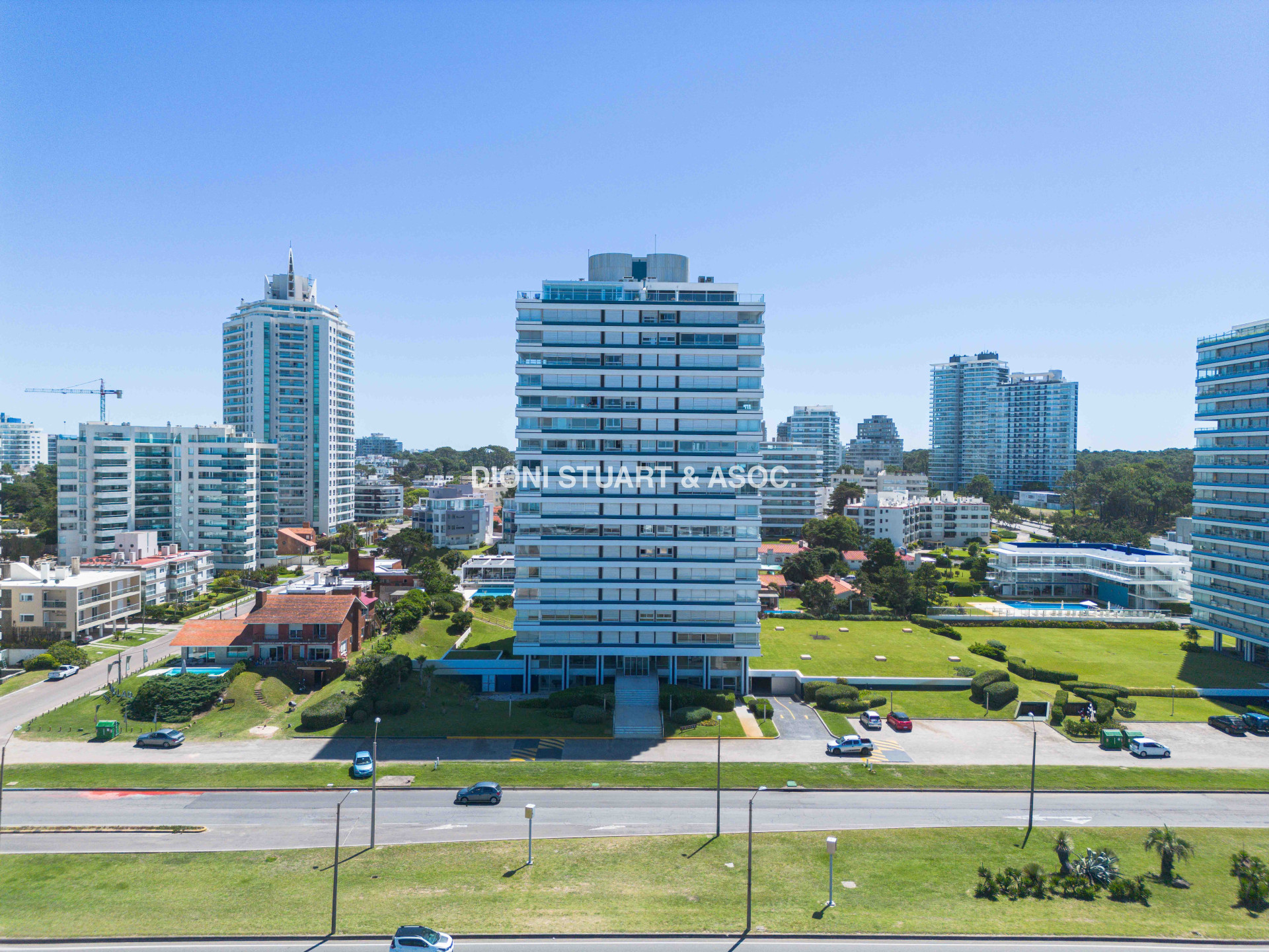 TIBURON 2 - PISO ALTO LATERAL - 3 DORM + DEP.