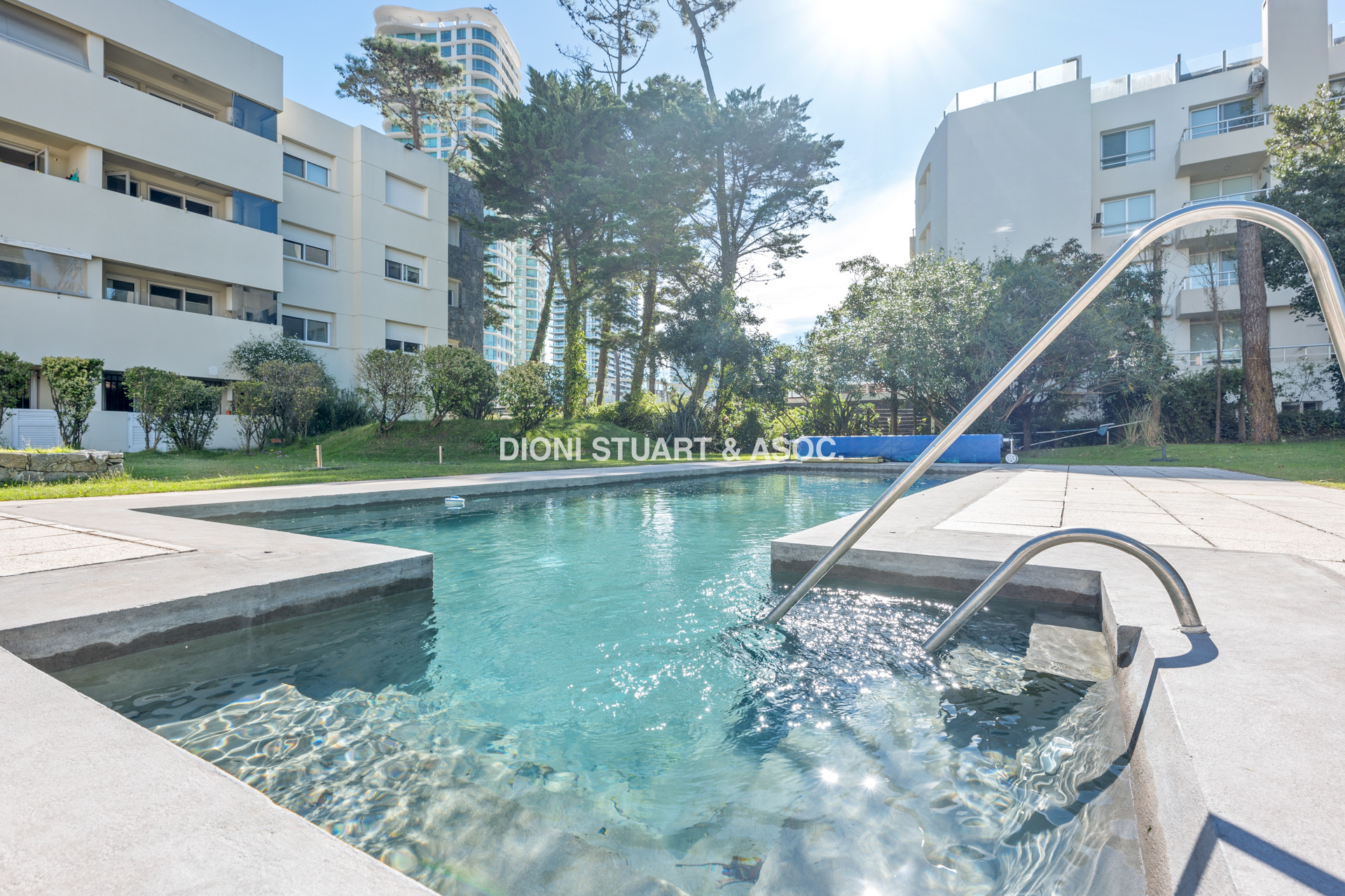 VENTA APARTAMENTO 4 DORMITORIOS EN SUITE CON PARRILLERO Y ESTUFA A LEÑA - PLAYA MANSA