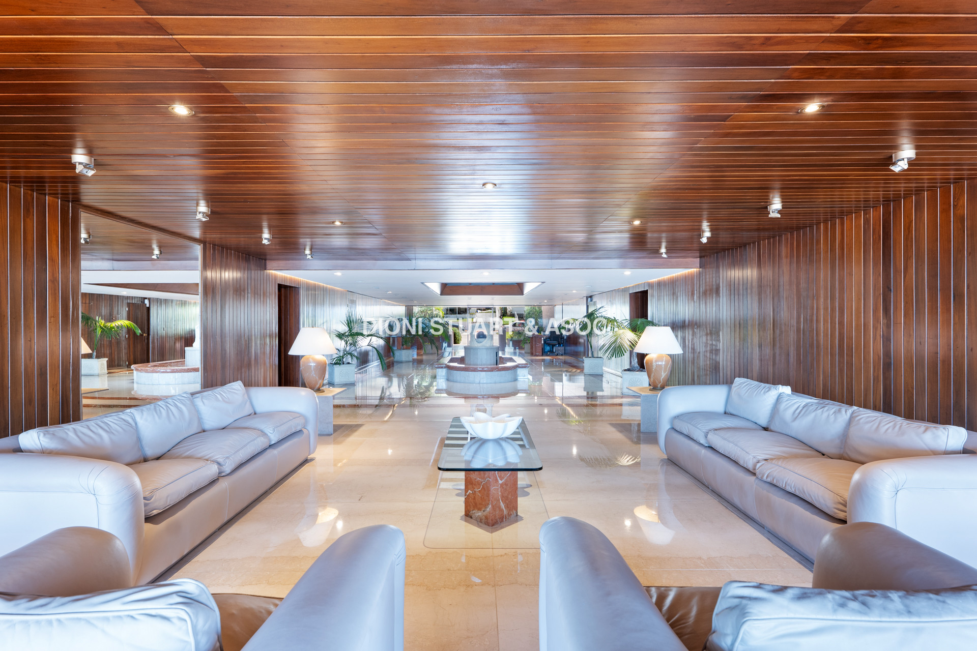 EDIFICIO CARMEL - APARTAMENTO DE 3 DORM Y DEPENDENCIA - PUNTA DEL ESTE