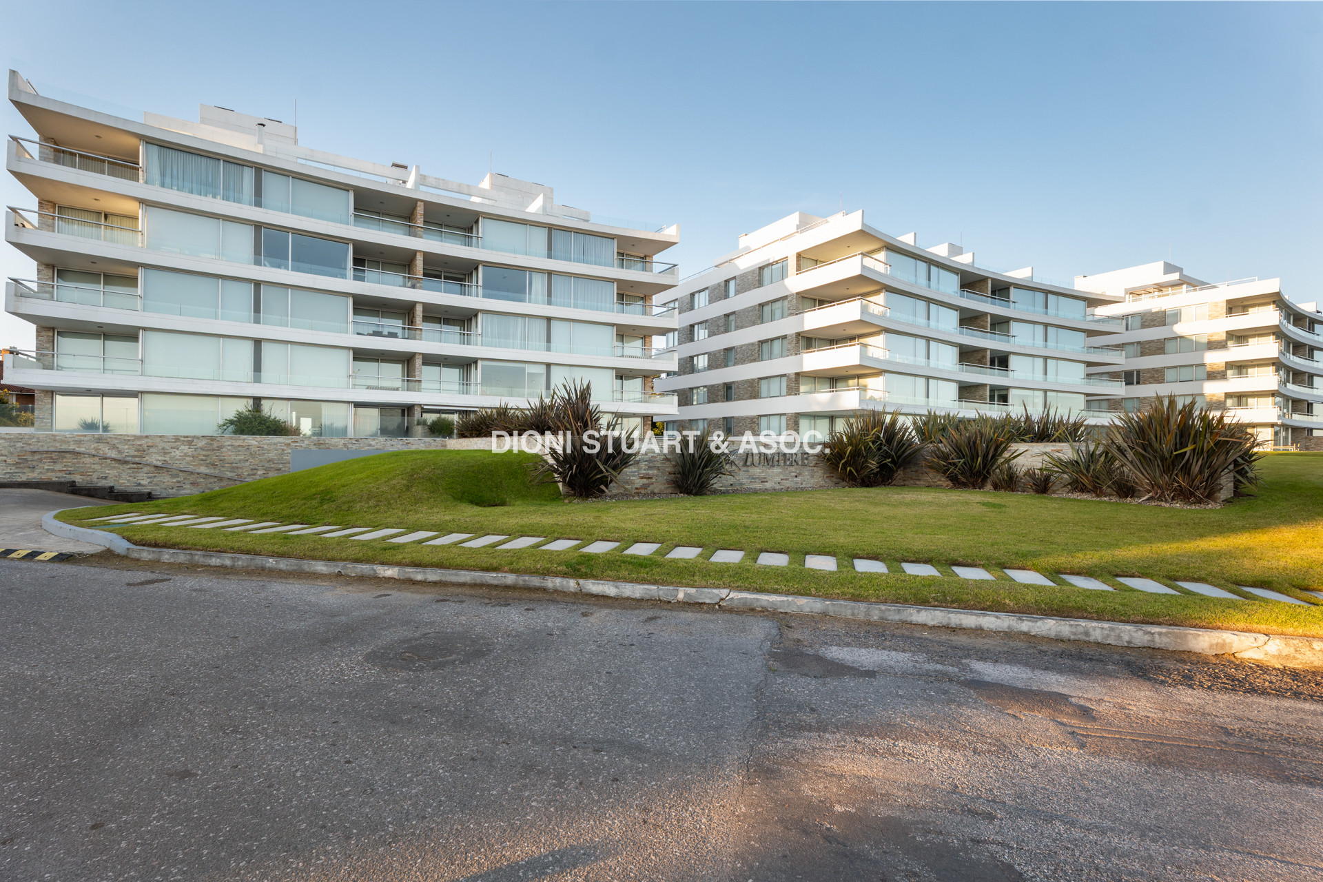 APARTAMENTO EN VENTA - PLAYA MANSA - LUMIERE - ESQUIENRO - 3 DORM + DEP. SERV