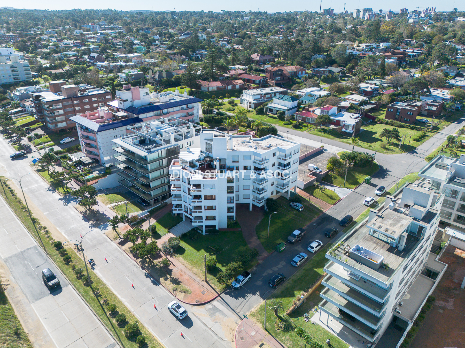 VENTA APARTAMENTO 2 DORMITORIOS - RECICLADO - VISTA AL MAR - PLAYA MANSA - CON GARAGE