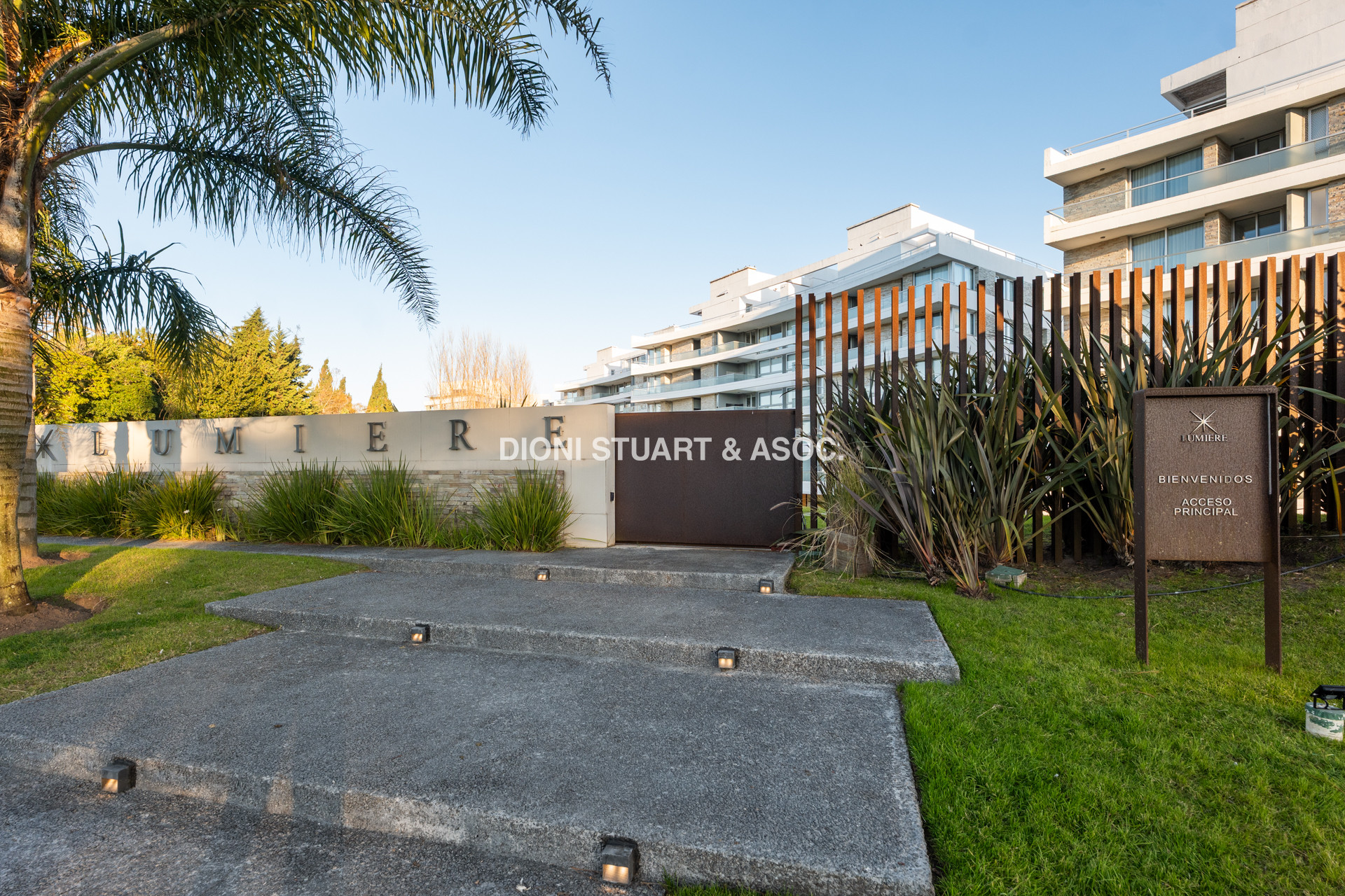 APARTAMENTO EN VENTA - PLAYA MANSA - LUMIERE - ESQUIENRO - 3 DORM + DEP. SERV
