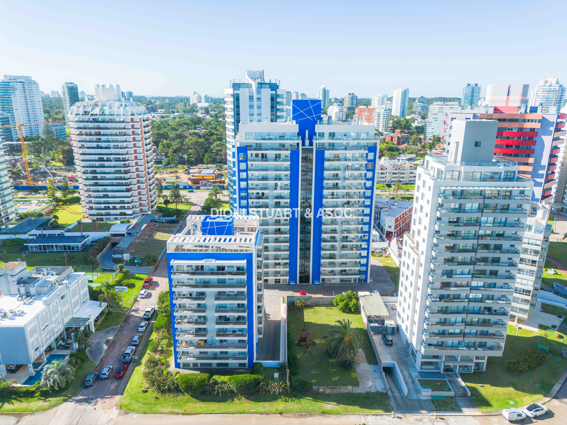 APARTAMENTO EN VENTA EN PUNTA DEL ESTE - 2 DORMITORIOS - MODERNO - CERCA DEL MAR - EDIFICIO ARENAS DEL MAR