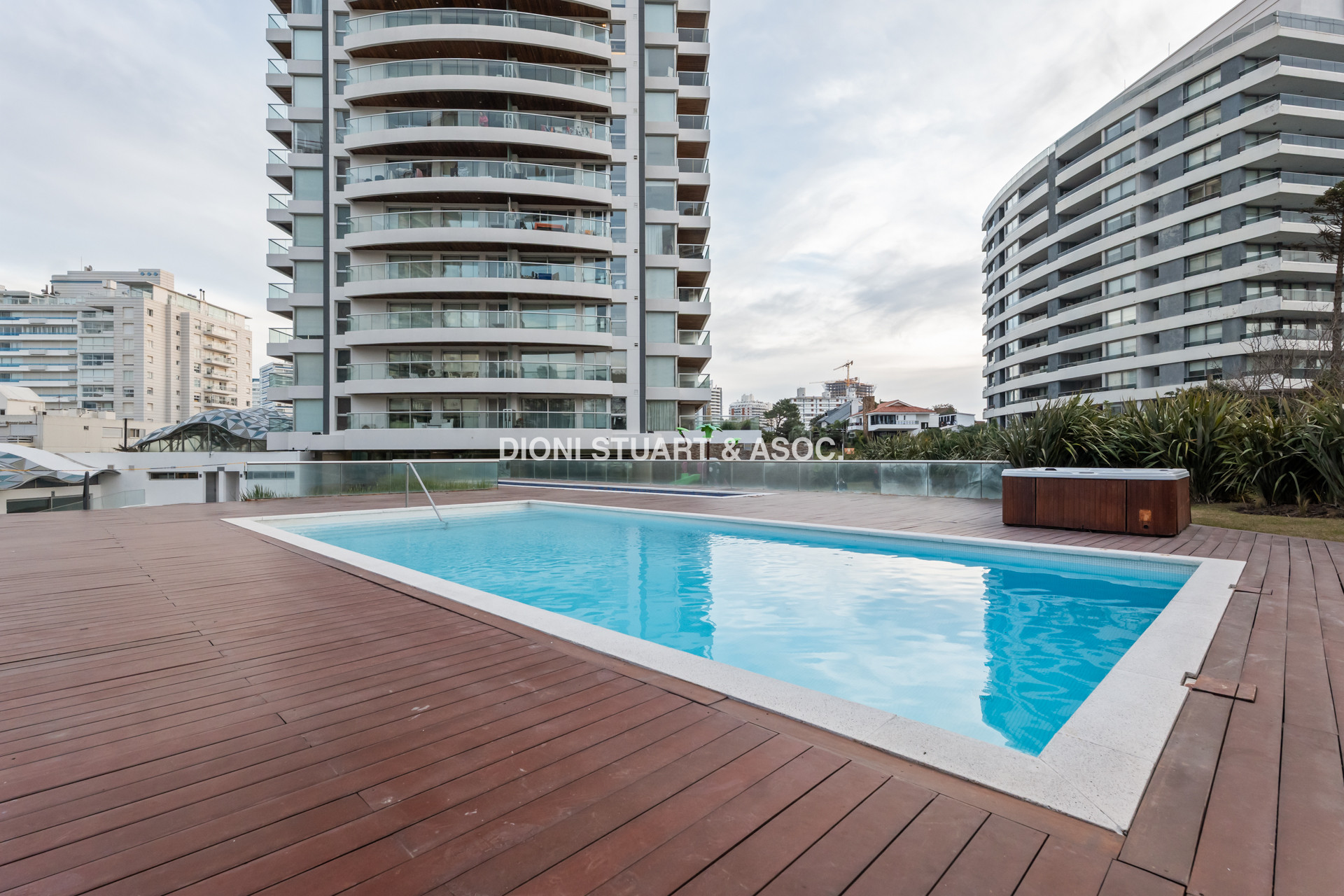 APARTAMENTO EN VENTA EN PLAYA BRAVA - EDIFICIO ICON BRAVA - 2 DORMITORIOS - EXCELENTE SOL