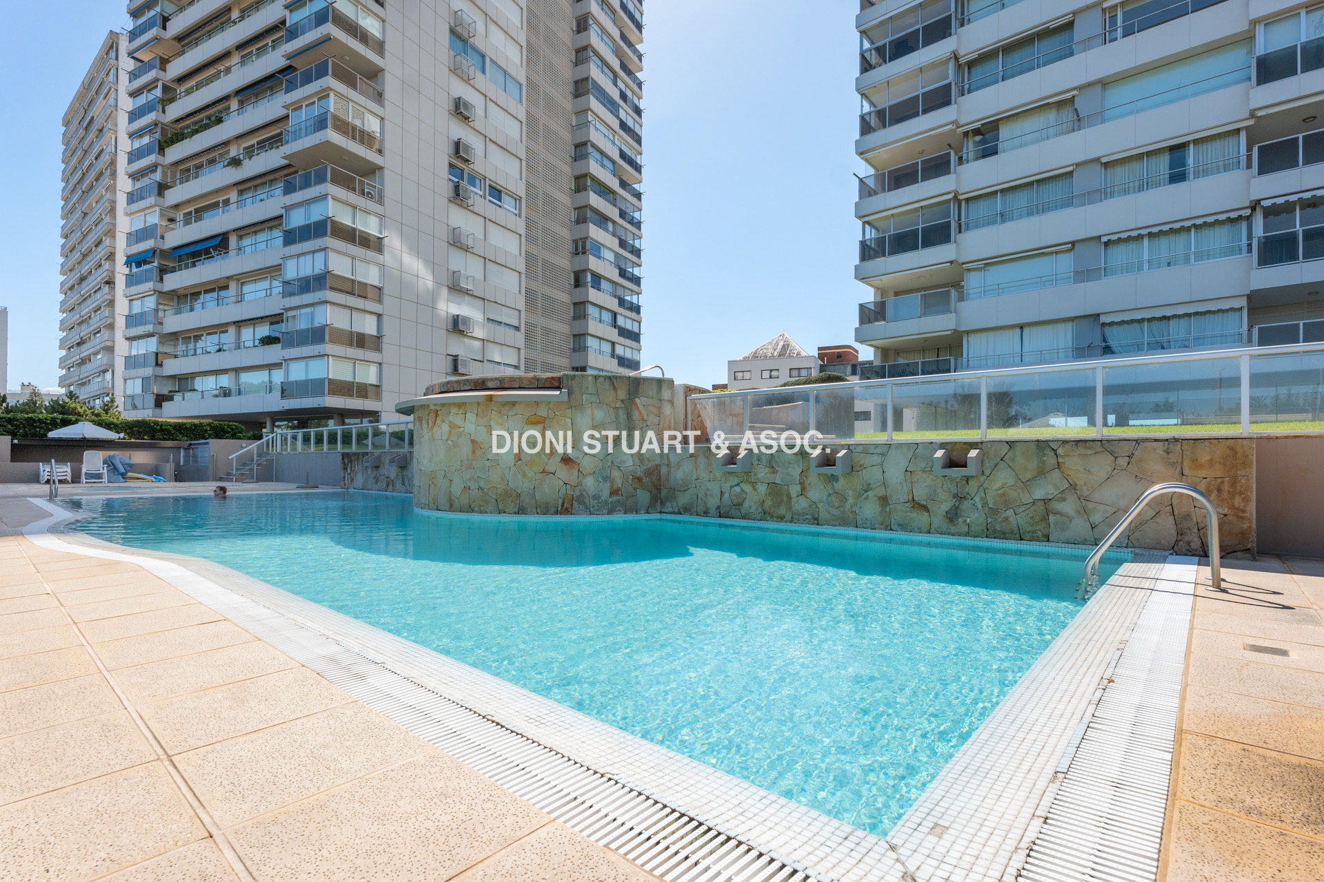 VENTA APARTAMENTO 2 DORMITORIOS + DEPENDENCIA - VISTA AL MAR - EDIFICIO TUNQUELEN - PLAYA MANSA