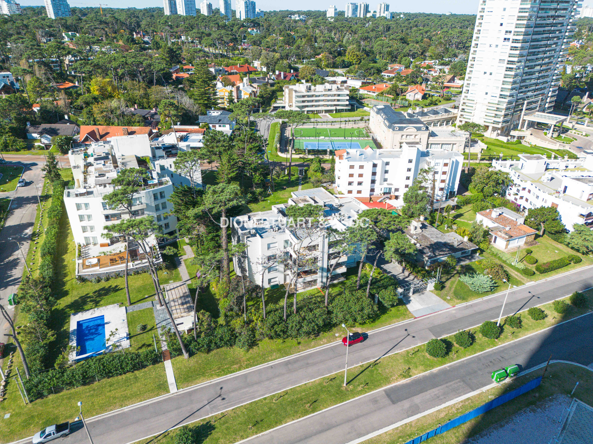 VENTA APARTAMENTO 4 DORMITORIOS EN SUITE CON PARRILLERO Y ESTUFA A LEÑA - PLAYA MANSA