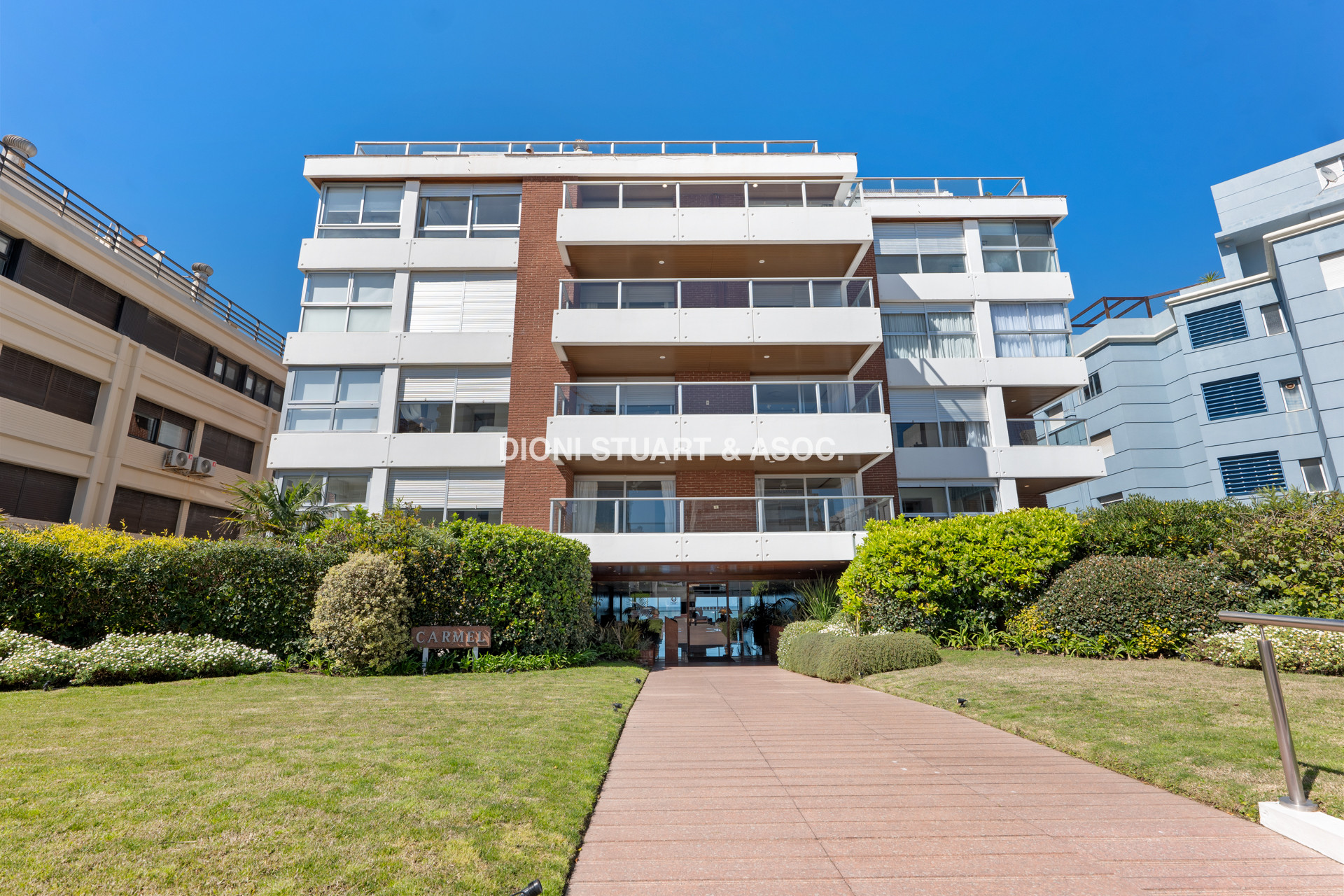 EDIFICIO CARMEL - APARTAMENTO DE 3 DORM Y DEPENDENCIA - PUNTA DEL ESTE