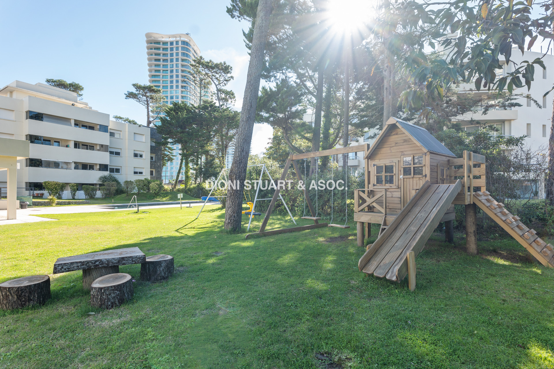VENTA APARTAMENTO 4 DORMITORIOS EN SUITE CON PARRILLERO Y ESTUFA A LEÑA - PLAYA MANSA