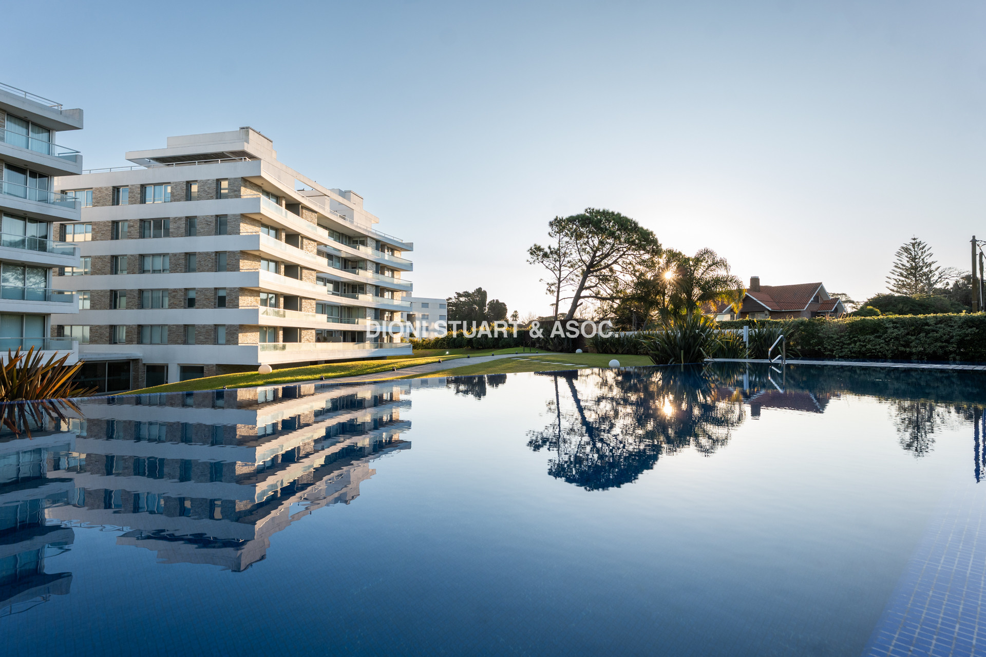 APARTAMENTO EN VENTA - PLAYA MANSA - LUMIERE - ESQUIENRO - 3 DORM + DEP. SERV