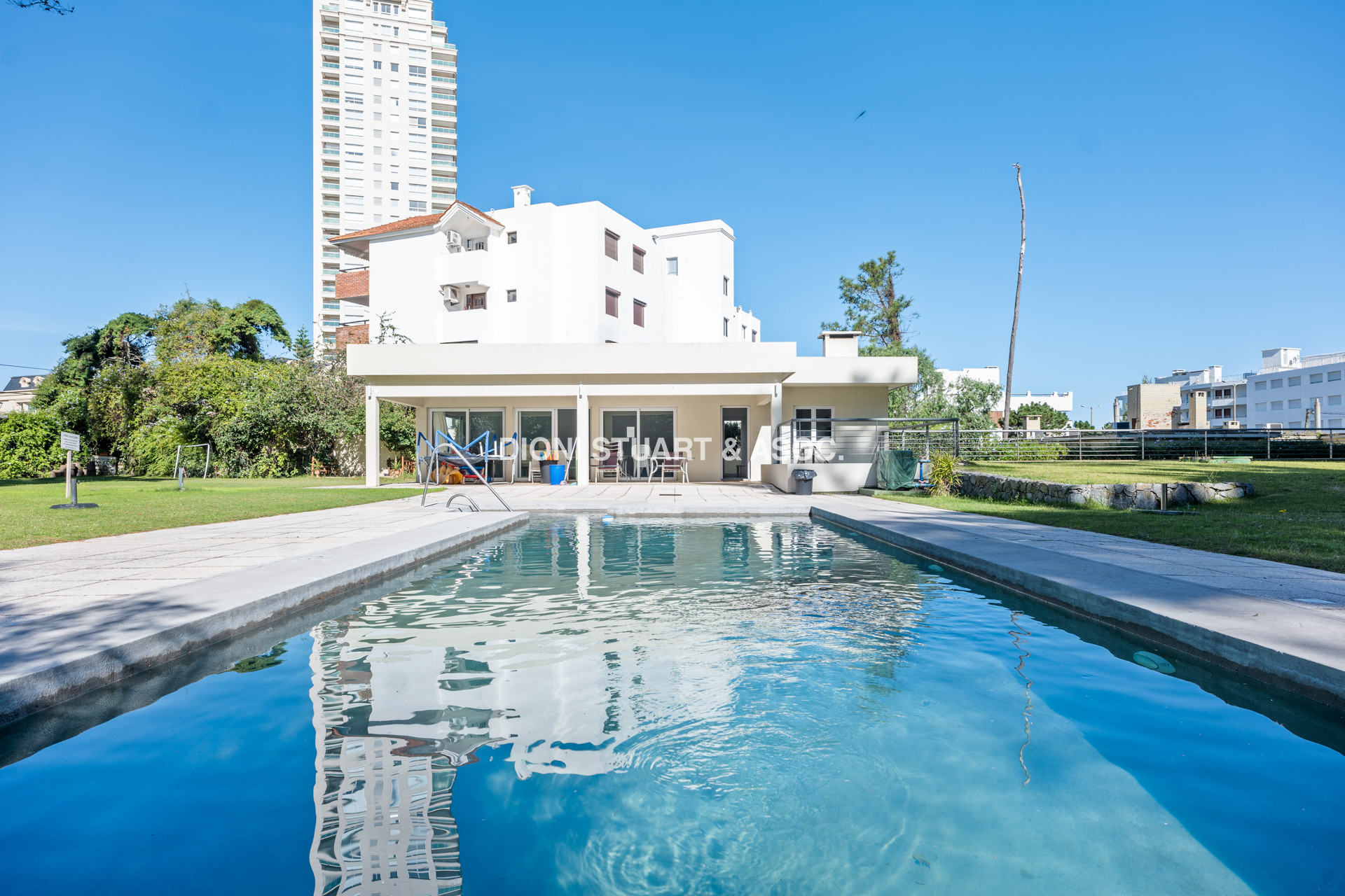 VENTA APARTAMENTO 4 DORMITORIOS EN SUITE CON PARRILLERO Y ESTUFA A LEÑA - PLAYA MANSA