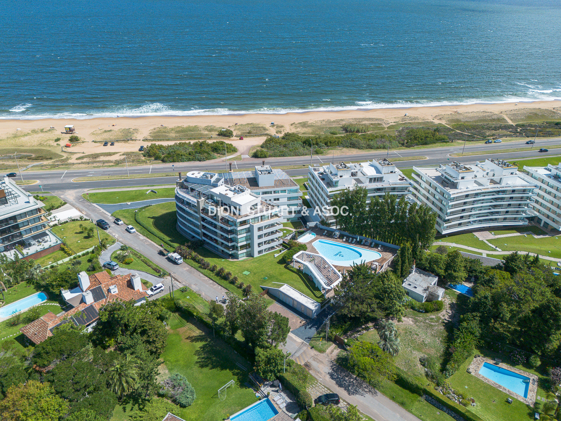 VENTA APARTAMENTO 3 DORMITORIOS  CON PARRILLERO - PLAYA MANSA