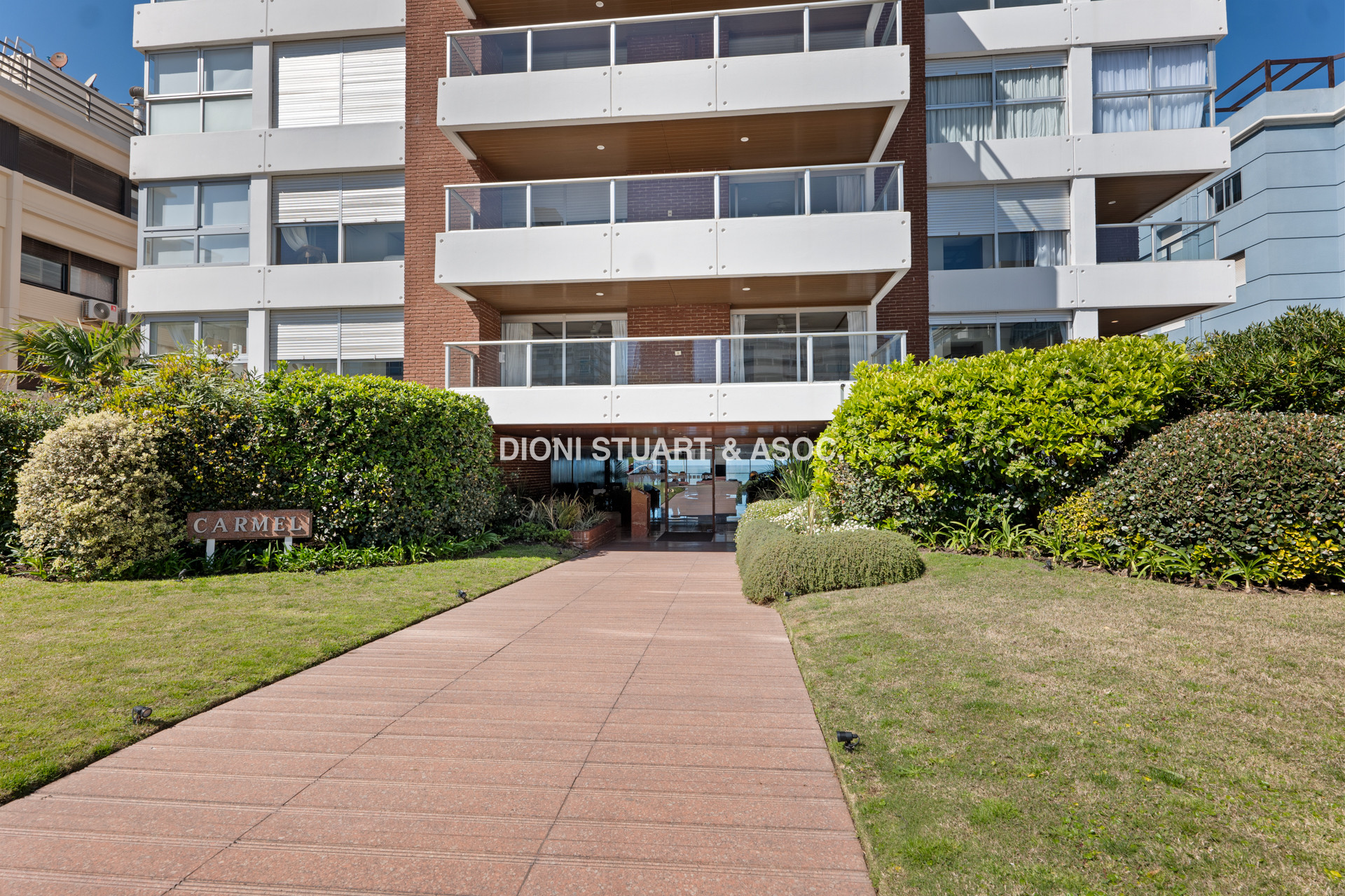 EDIFICIO CARMEL - APARTAMENTO DE 3 DORM Y DEPENDENCIA - PUNTA DEL ESTE