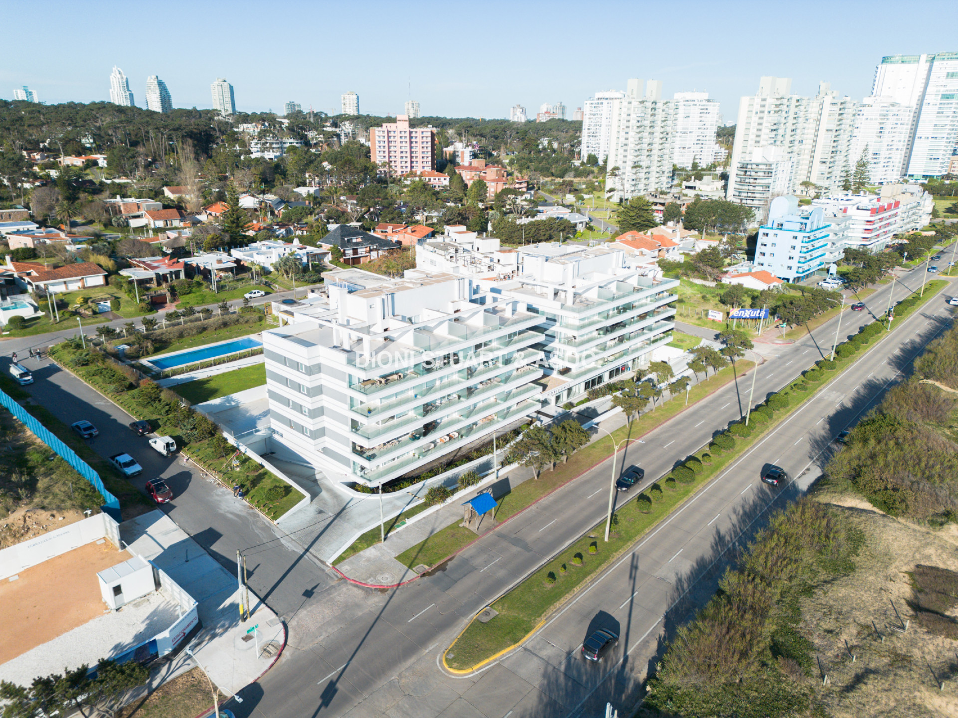 VENTA APARTAMENTO PENTHOUSE - 3 SUITES + DEP. SERV. + CON PARRILLERO - EDIFICIO HORIZONTE - PLAYA MANSA
