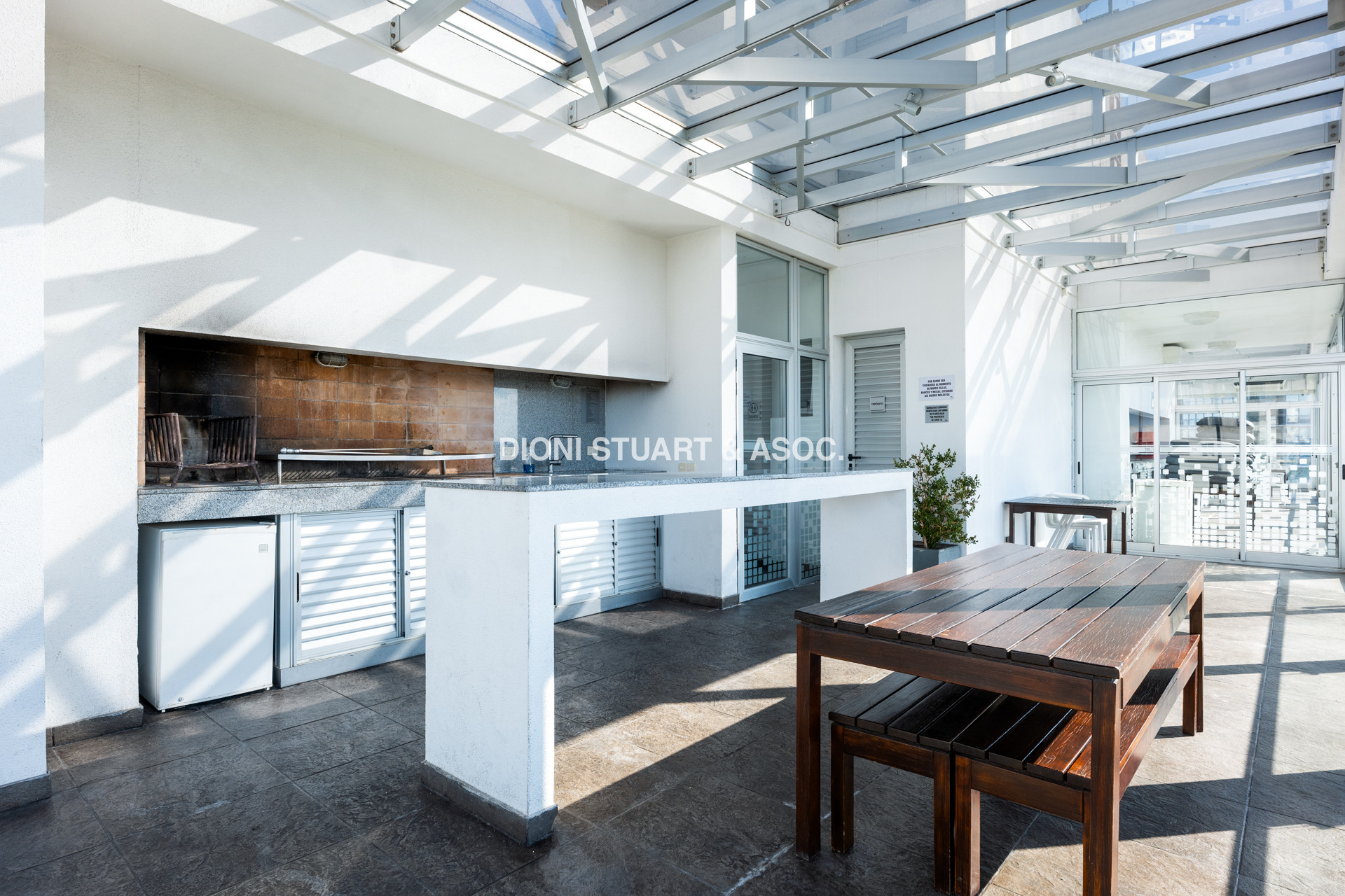 VENTA APARTAMENTO EN ROOSEVELT - 3 DORMITORIOS Y DEPENDENCIA - MODERNO - EDIFICIO BE PUNTA
