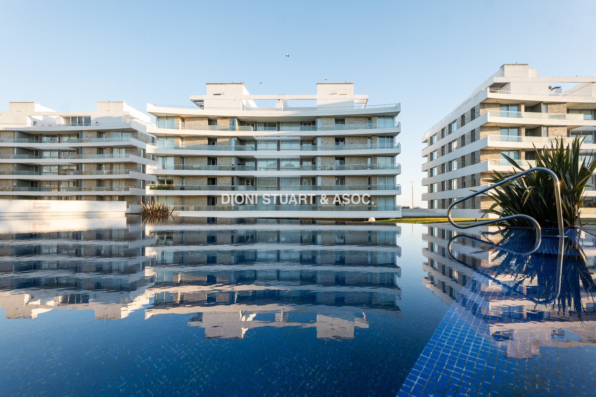 APARTAMENTO EN VENTA - PLAYA MANSA - LUMIERE - ESQUIENRO - 3 DORM + DEP. SERV