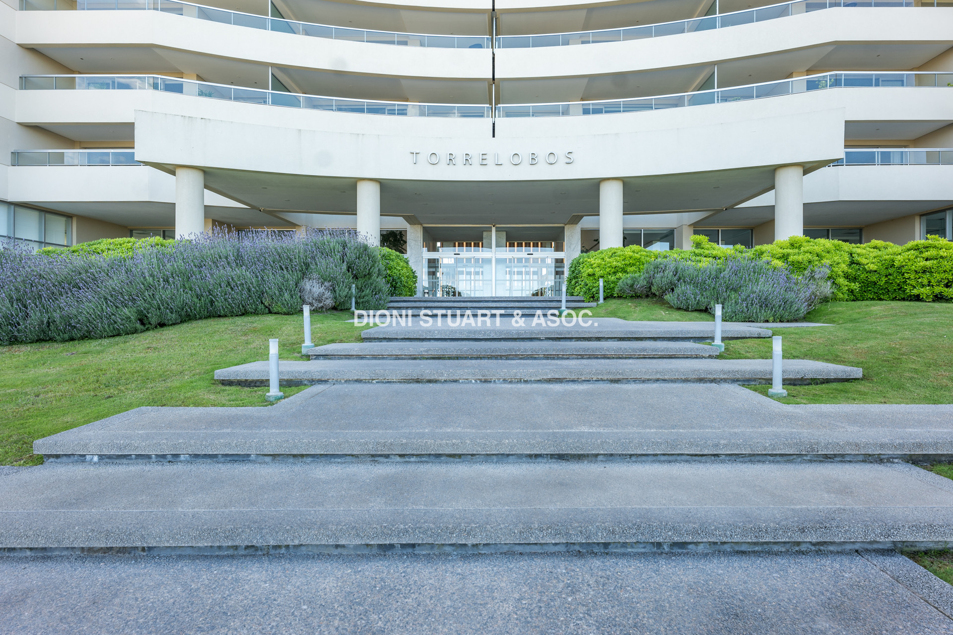TORRE LOBOS ESQUINERO - 3 DORM EN SUITE + DEP. SERV