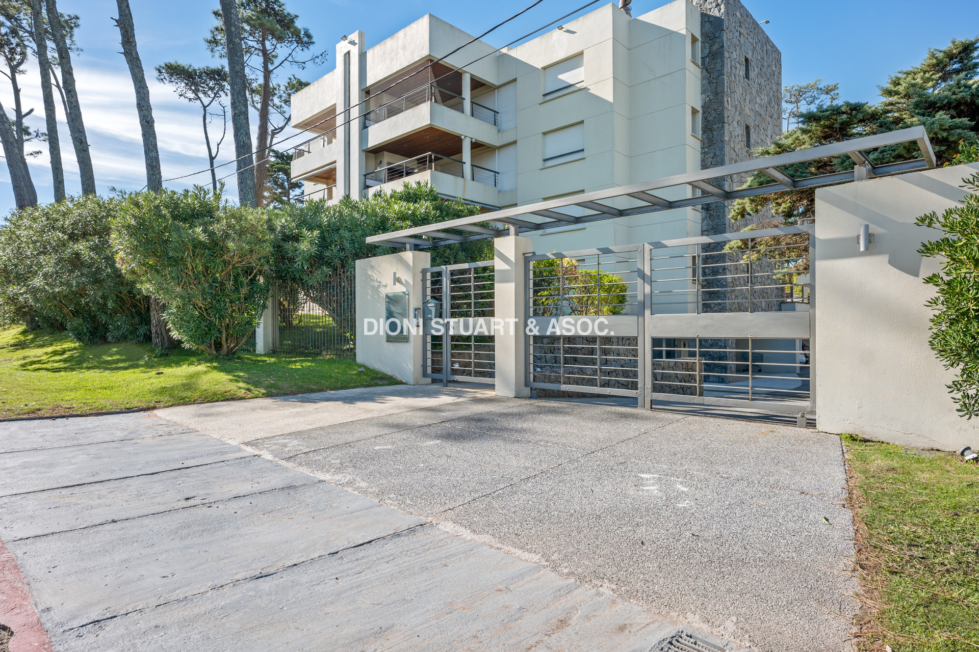 VENTA APARTAMENTO 4 DORMITORIOS EN SUITE CON PARRILLERO Y ESTUFA A LEÑA - PLAYA MANSA