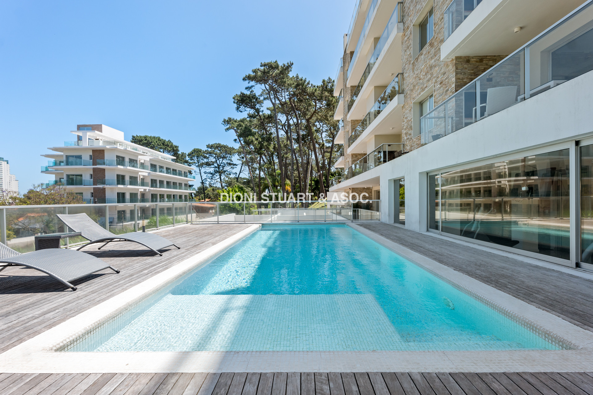 APARTAMENTO EN VENTA DE 4 DORMITORIOS CON PARRILLERO - EMERALD - PLAYA MANSA