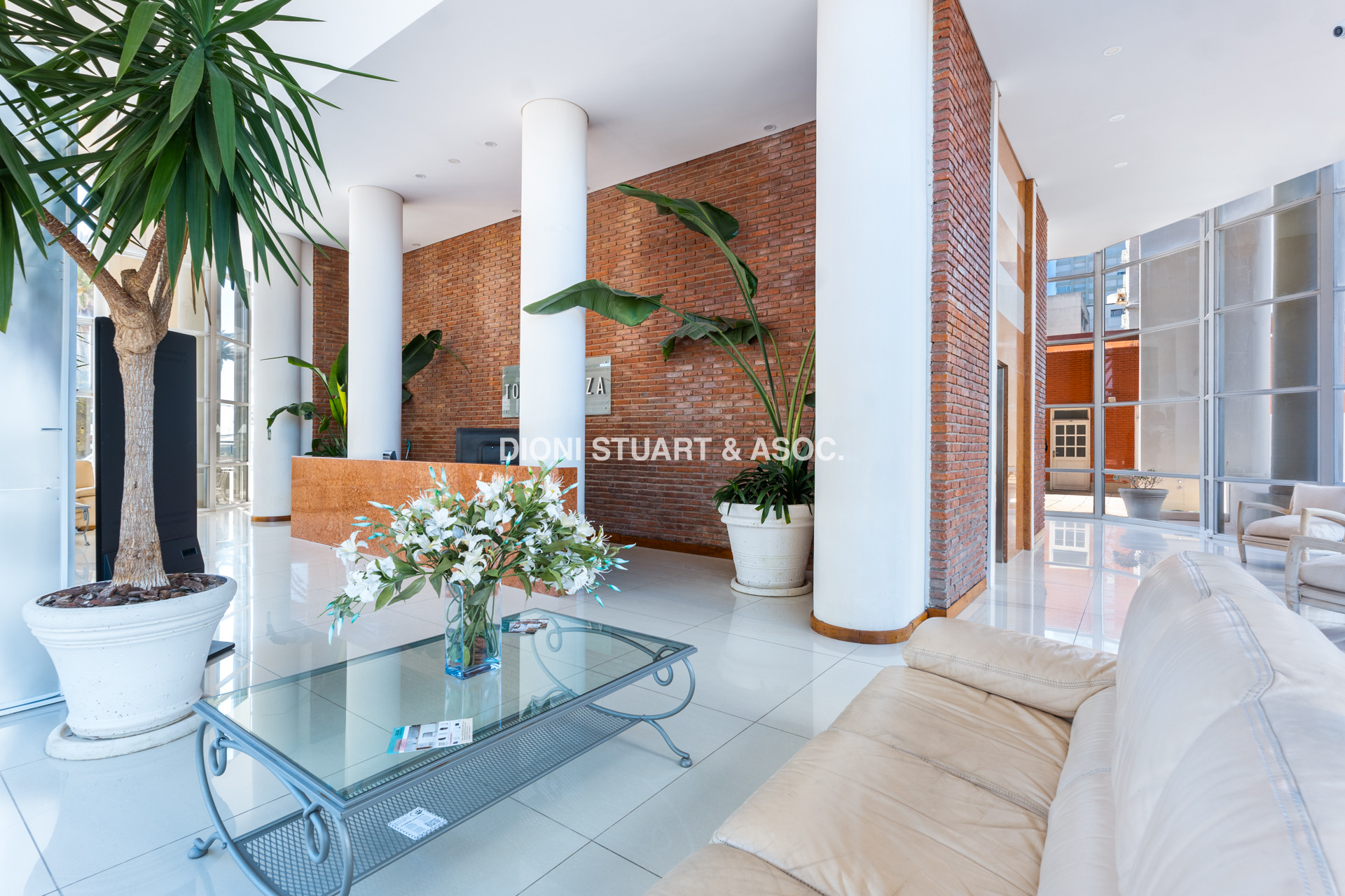 VENTA APARTAMENTO 2 DORMITORIOS - EN PUNTA DEL ESTE - TORRE PLAZA - CON VISTA AL MAR