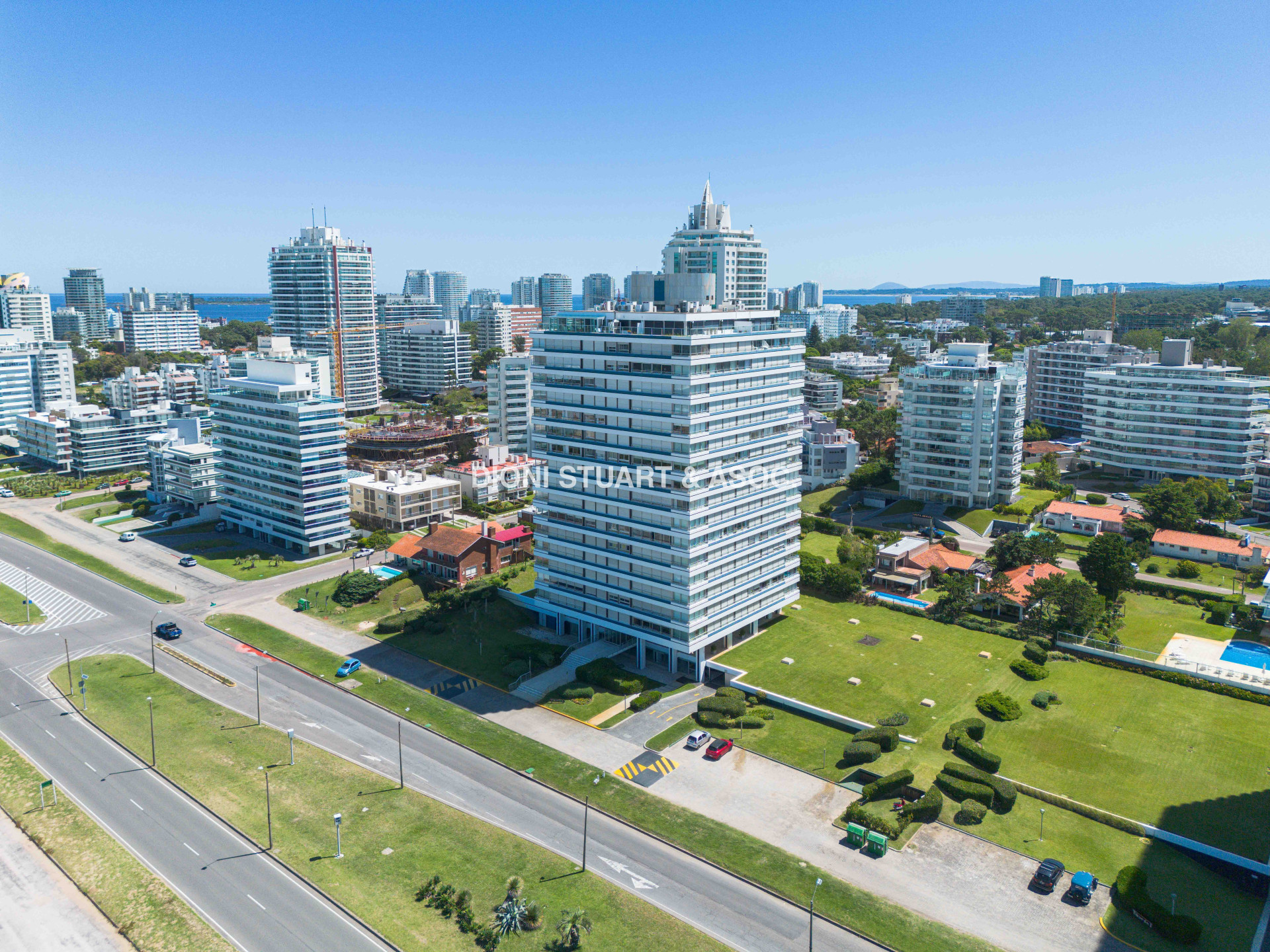 TIBURON 2 - PISO ALTO LATERAL - 3 DORM + DEP.