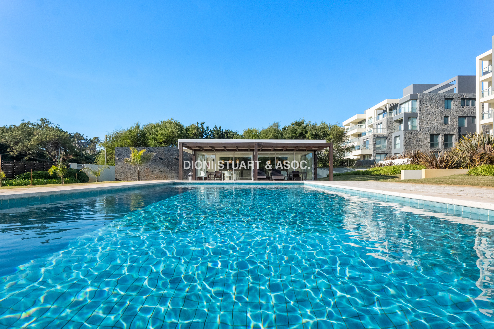 PENT HOUSE CON BARBACOA EN VENTA - PLAYA BRAVA - 3 DORMITORIOS EN SUITE EDIFICIO BLUE MARINE
