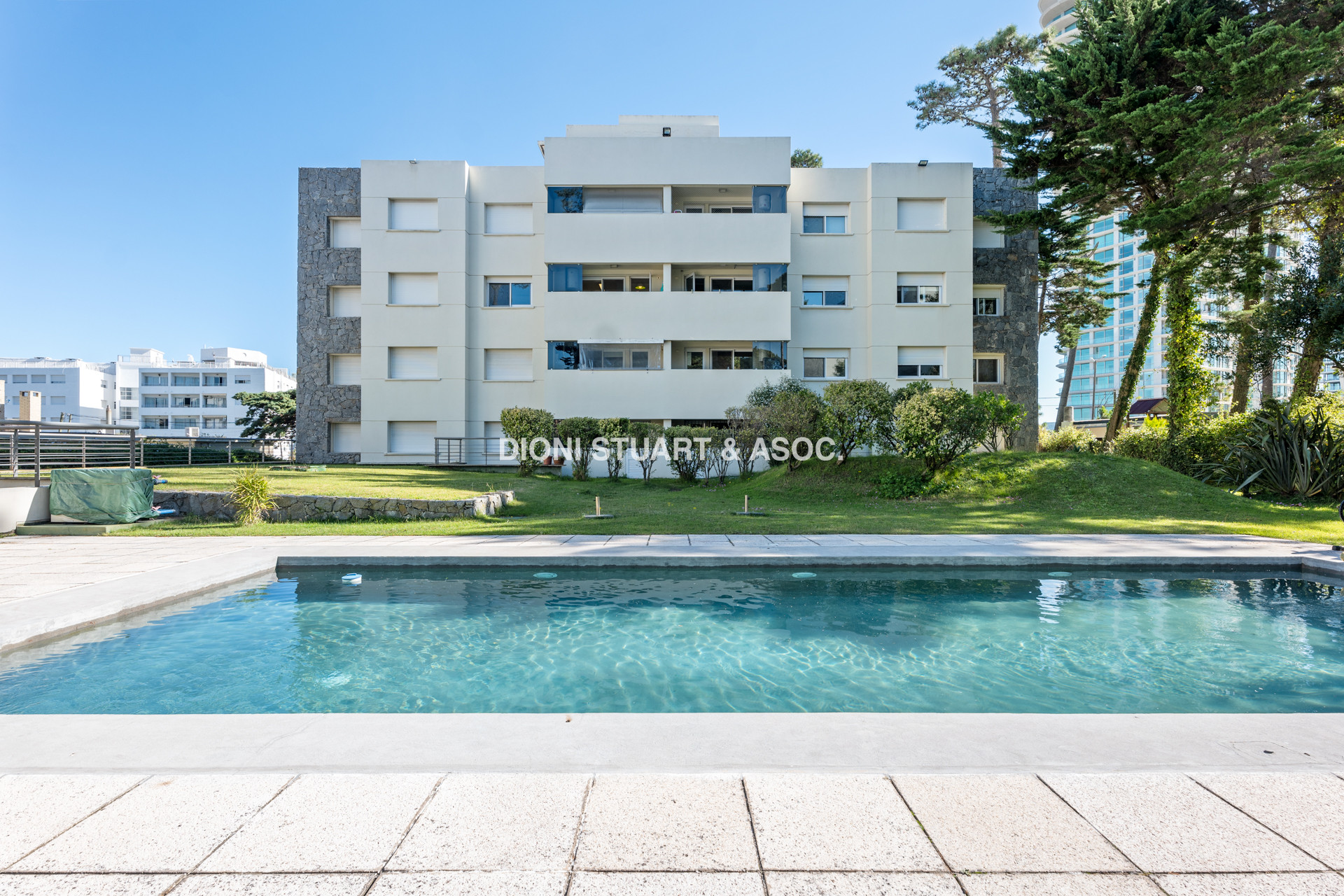 VENTA APARTAMENTO 4 DORMITORIOS EN SUITE CON PARRILLERO Y ESTUFA A LEÑA - PLAYA MANSA