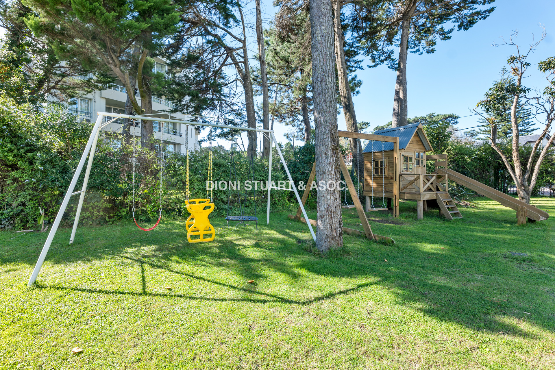 VENTA APARTAMENTO 4 DORMITORIOS EN SUITE CON PARRILLERO Y ESTUFA A LEÑA - PLAYA MANSA