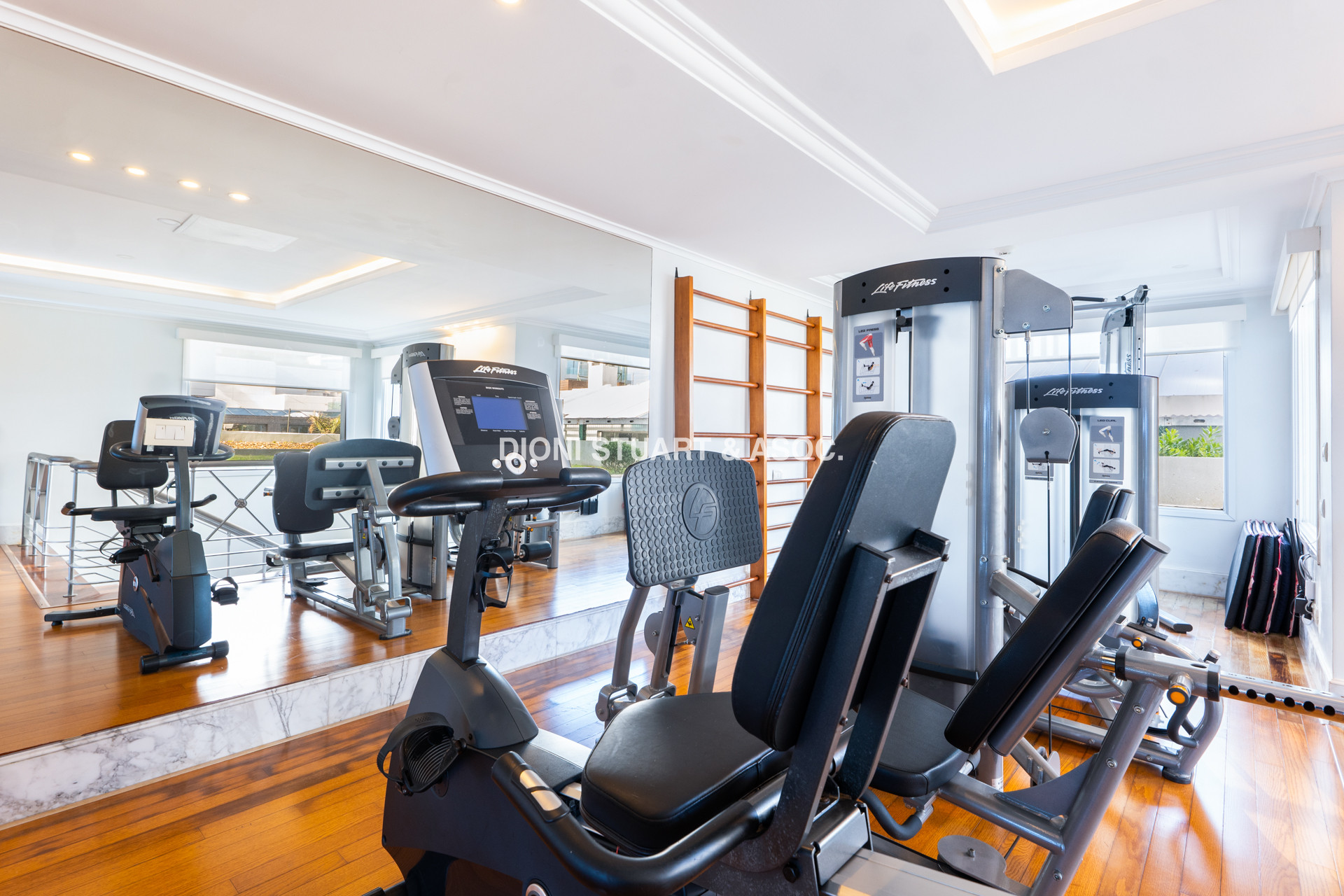 VENTA APARTAMENTO BEVERLY TOWER - 3 SUITES + DEPENDENCIA - PLAYA MANSA