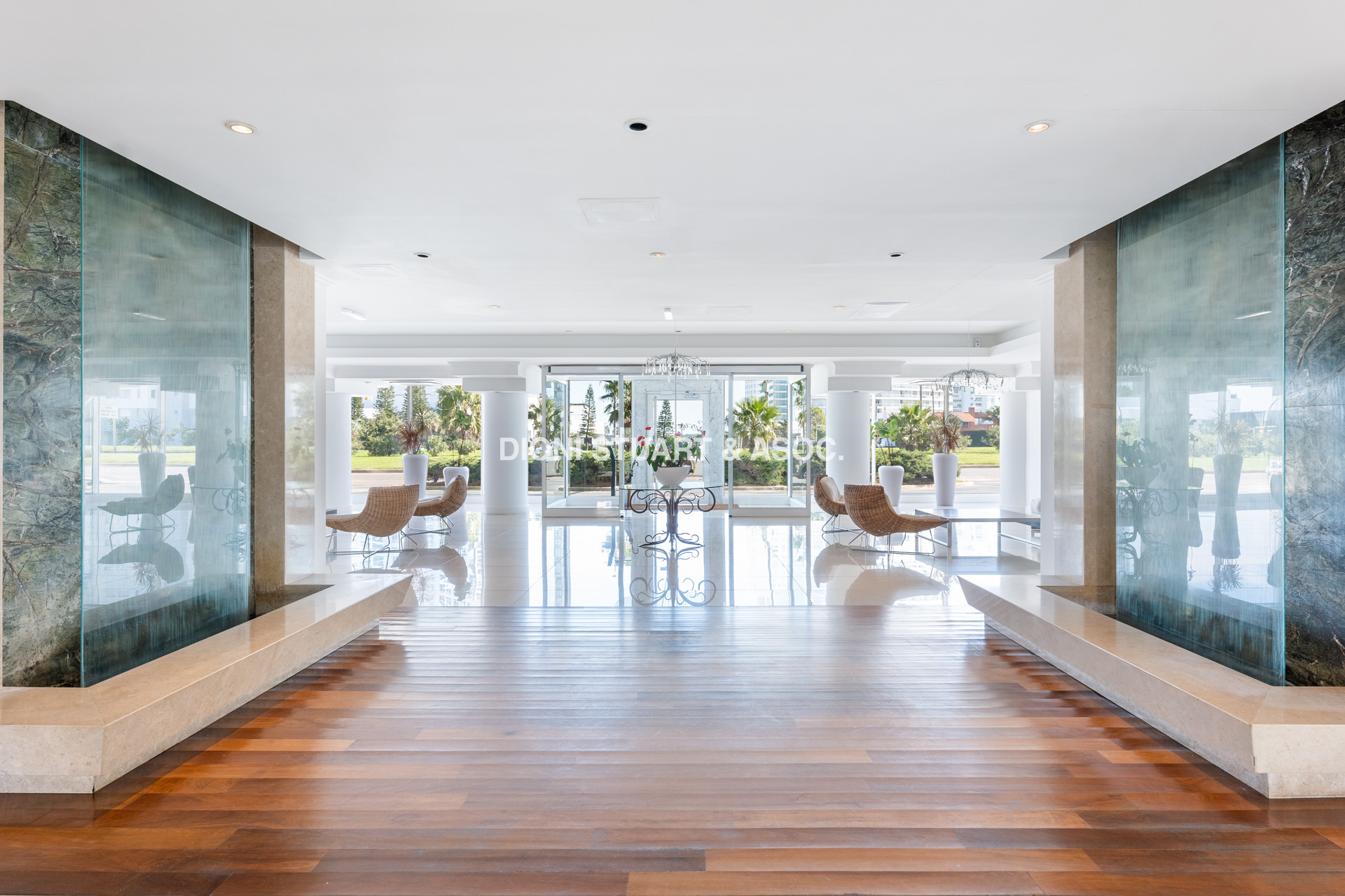 VENTA APARTAMENTO 2 DORMITORIOS - EDIFICIO CASINO TOWER - PUNTA DEL ESTE