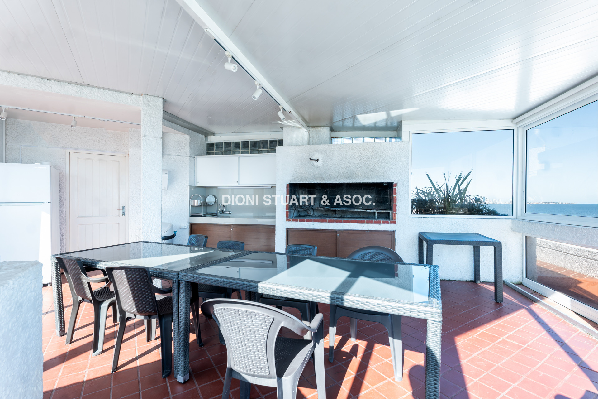 VENTA APARTAMENTO 2 DORMITORIOS - RECICLADO - VISTA AL MAR - PLAYA MANSA - CON GARAGE